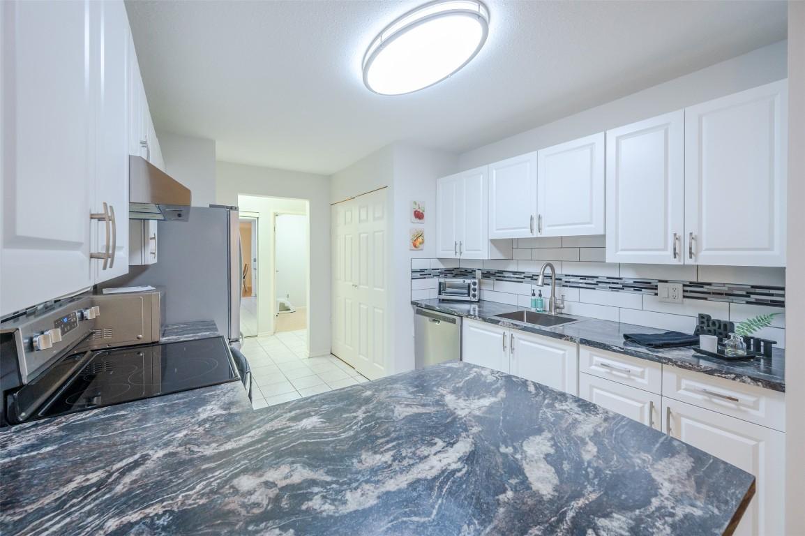 103-1820 Atkinson Street, Penticton, BC - Indoor Photo Showing Kitchen