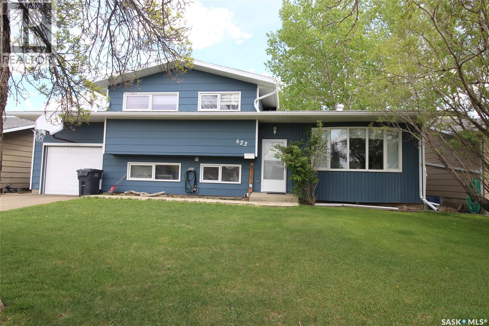 622 9Th Street W, Shaunavon, SK - Outdoor With Facade