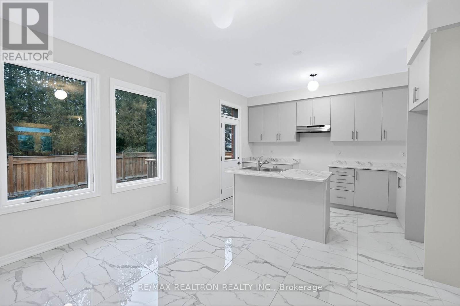 1 Wakefield Boulevard, Essa, ON - Indoor Photo Showing Kitchen