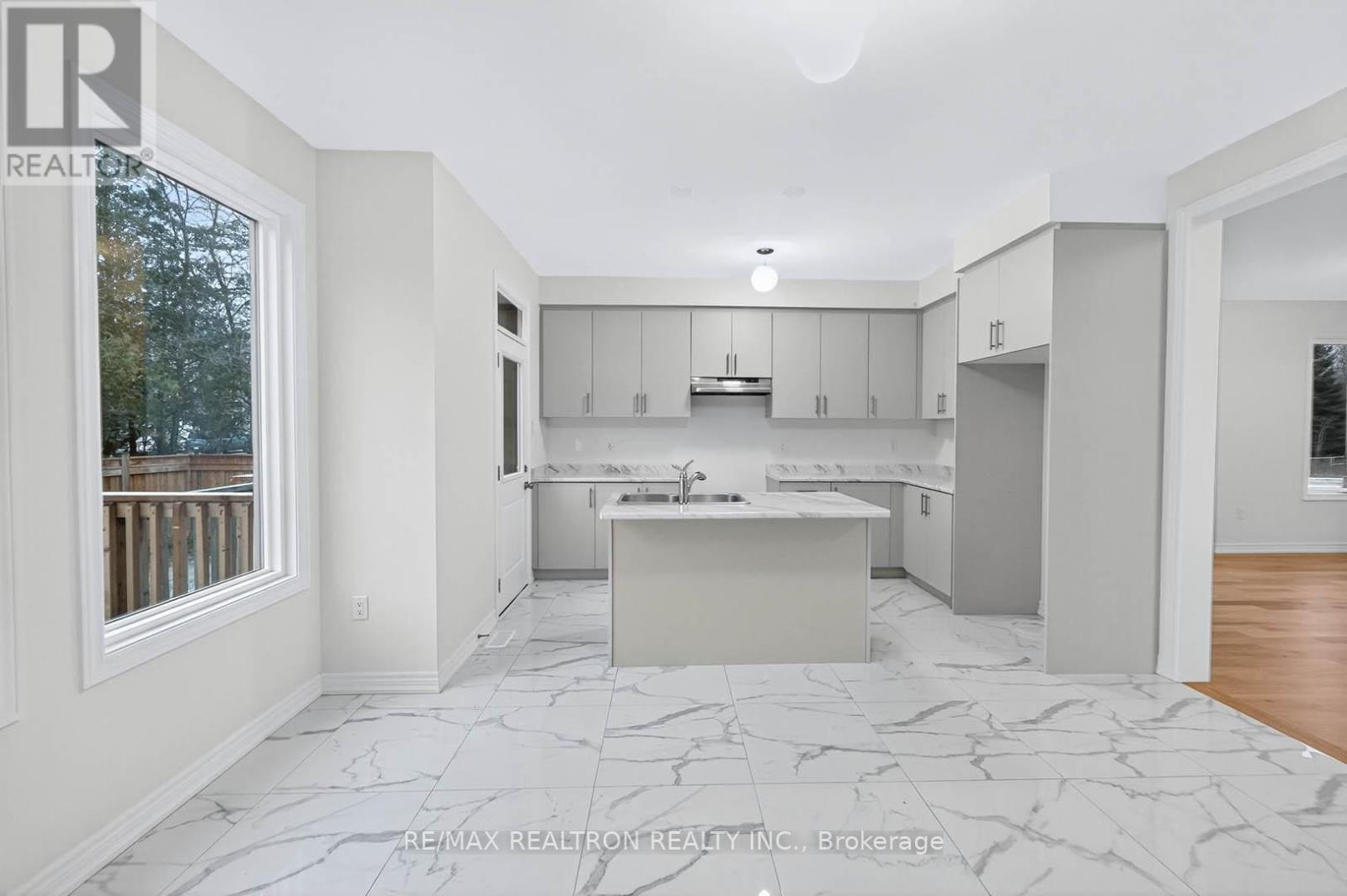1 Wakefield Boulevard, Essa, ON - Indoor Photo Showing Kitchen