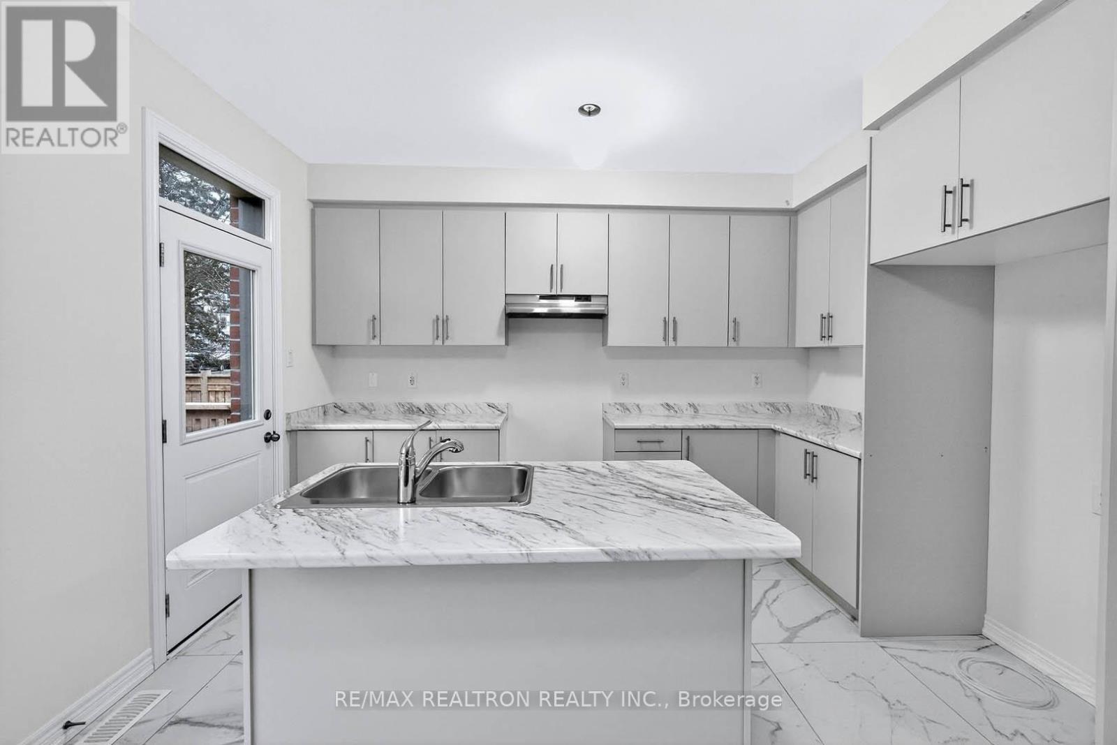 1 Wakefield Boulevard, Essa, ON - Indoor Photo Showing Kitchen With Double Sink