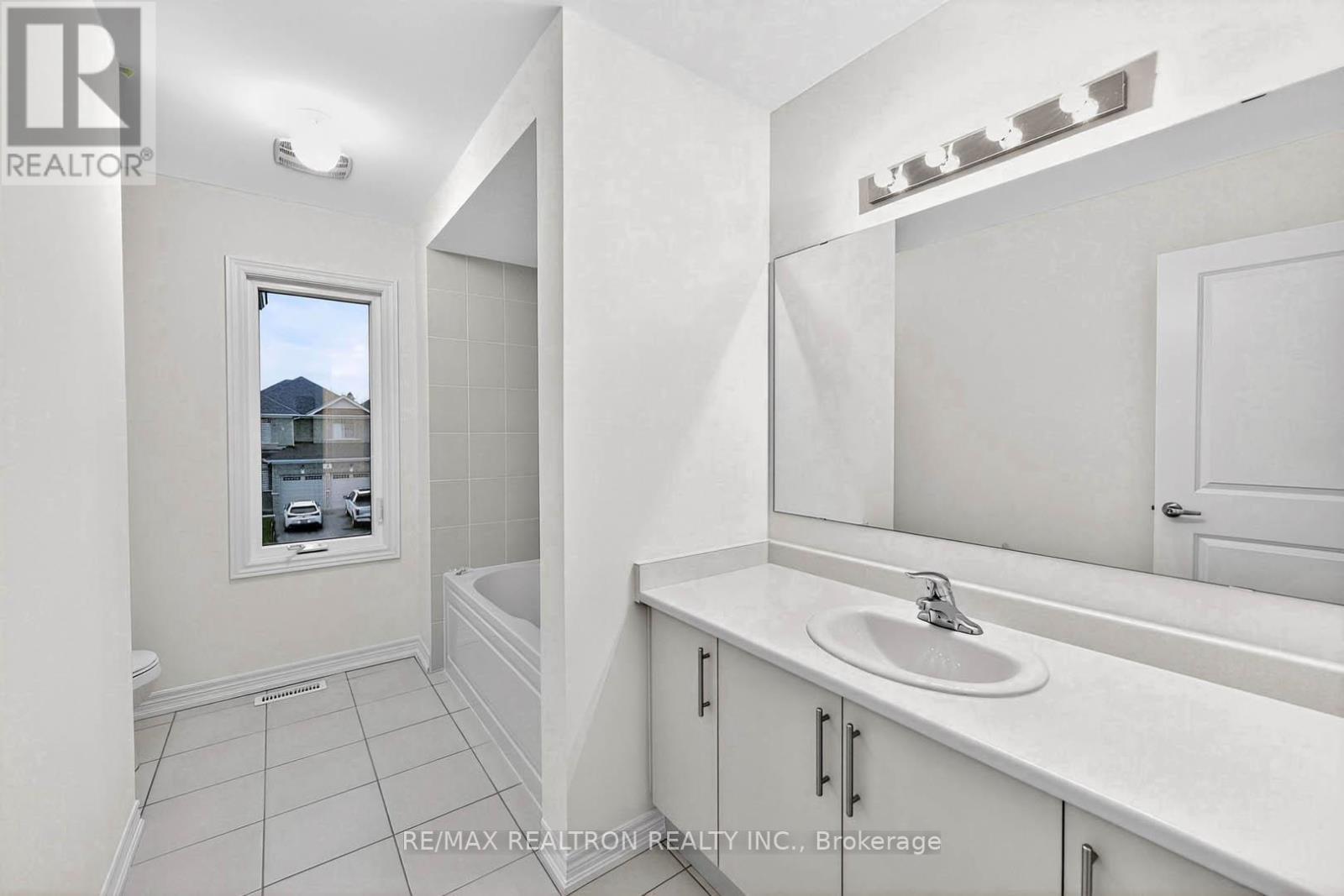 1 Wakefield Boulevard, Essa, ON - Indoor Photo Showing Bathroom