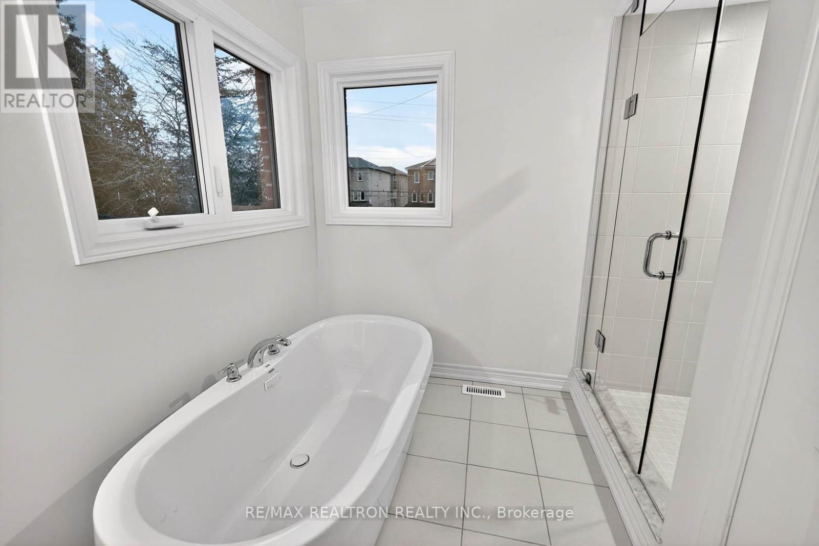 1 Wakefield Boulevard, Essa, ON - Indoor Photo Showing Bathroom