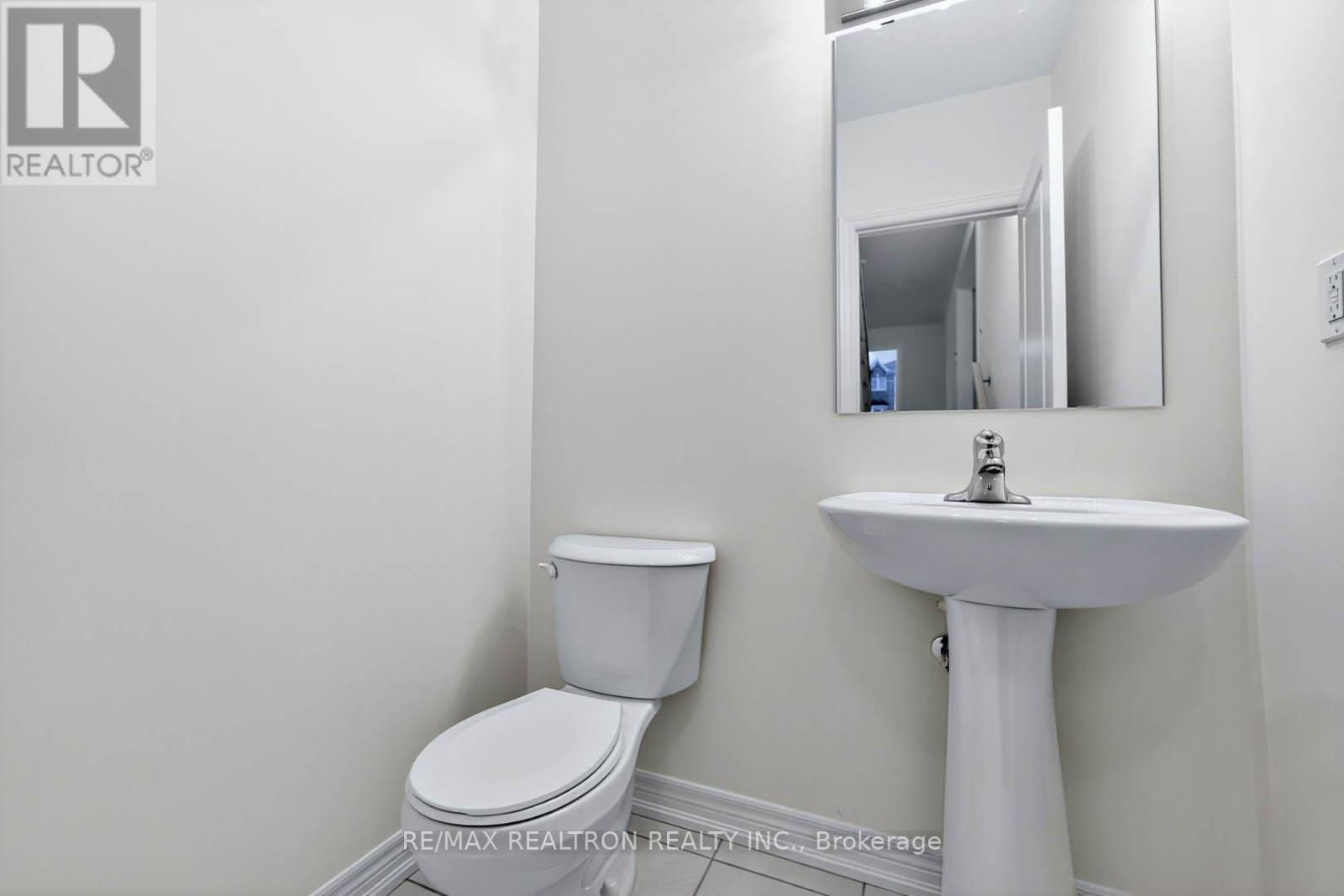 1 Wakefield Boulevard, Essa, ON - Indoor Photo Showing Bathroom