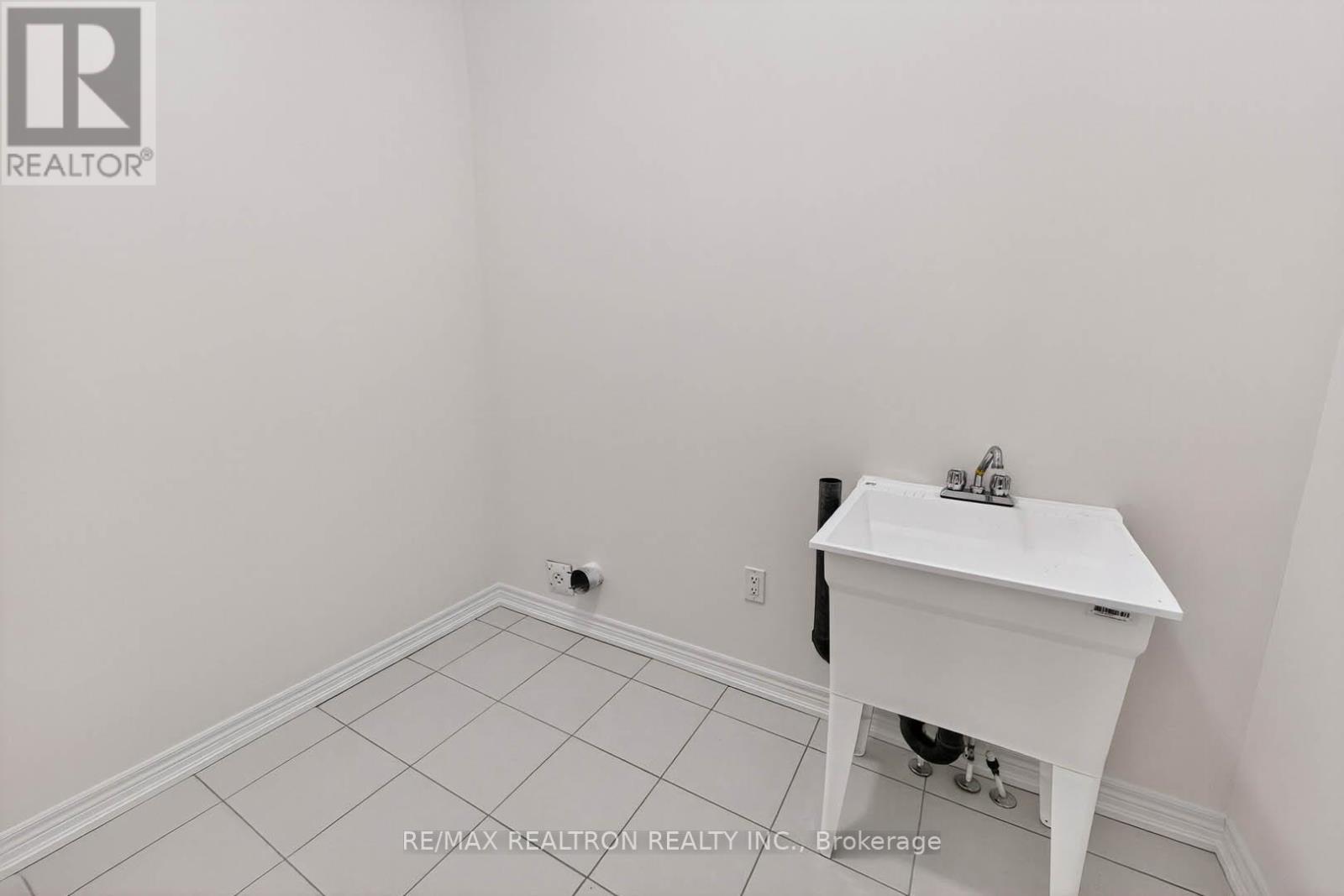 1 Wakefield Boulevard, Essa, ON - Indoor Photo Showing Other Room