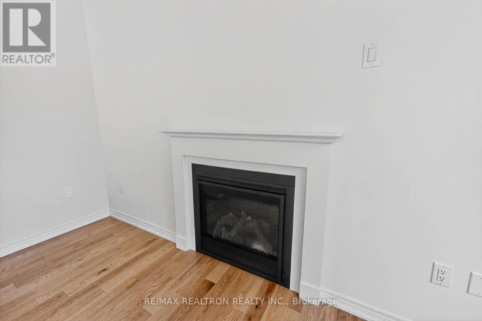 1 Wakefield Boulevard, Essa, ON - Indoor Photo Showing Living Room With Fireplace