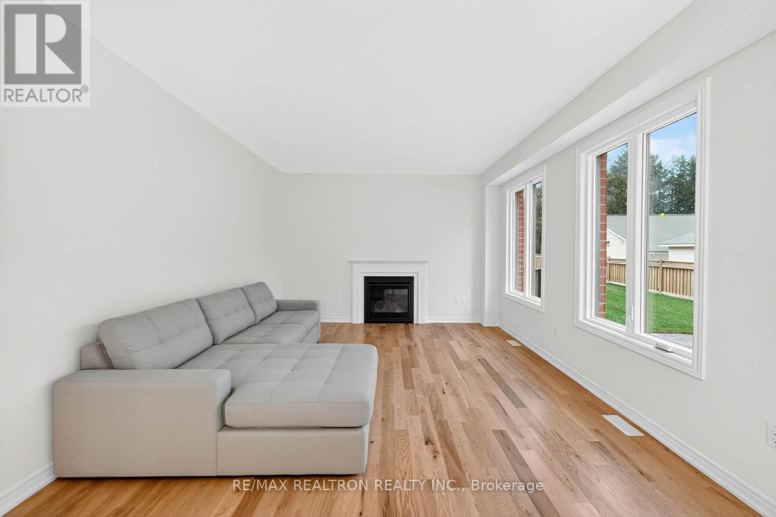 1 Wakefield Boulevard, Essa, ON - Indoor Photo Showing Living Room With Fireplace