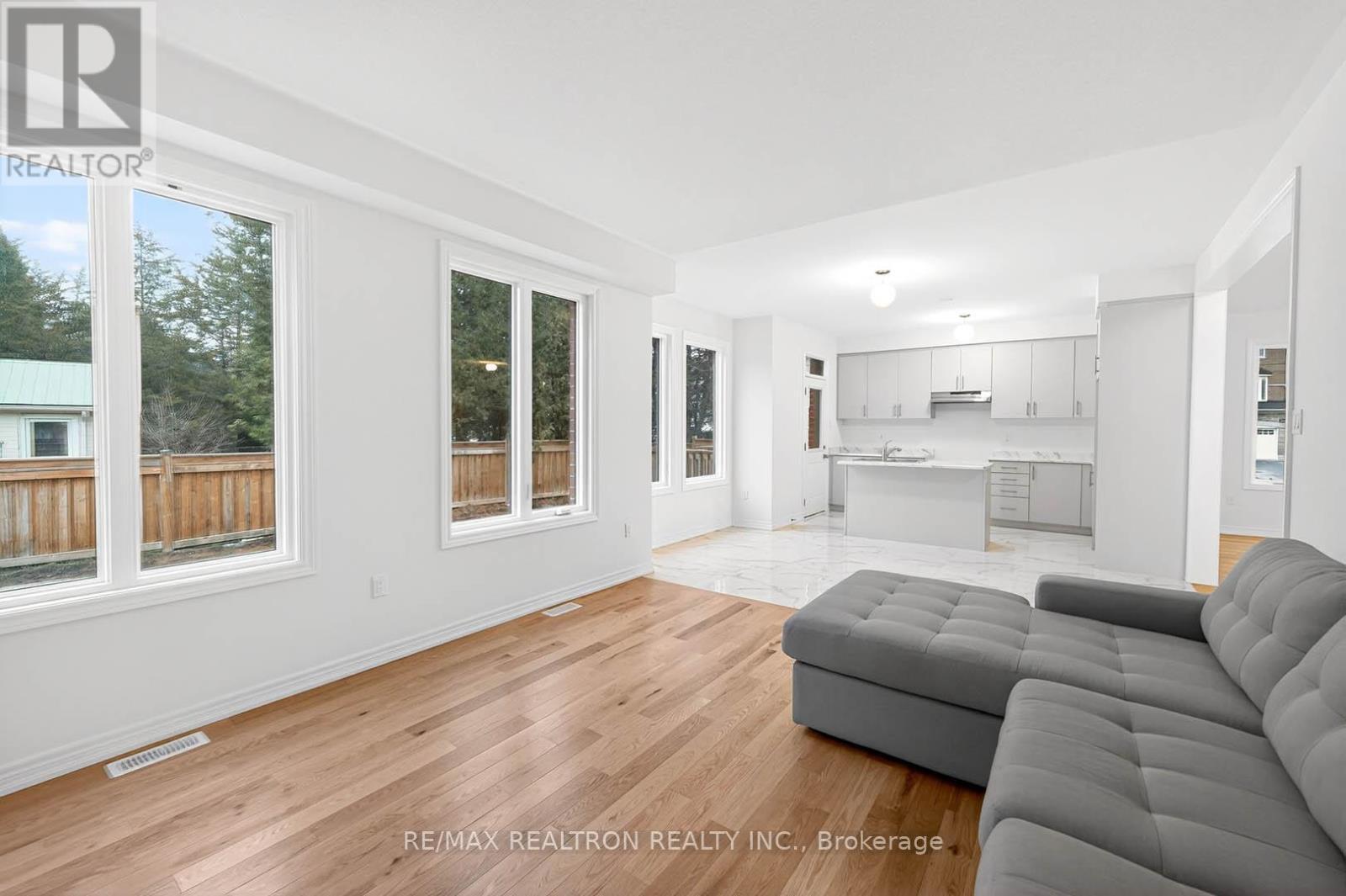 1 Wakefield Boulevard, Essa, ON - Indoor Photo Showing Living Room