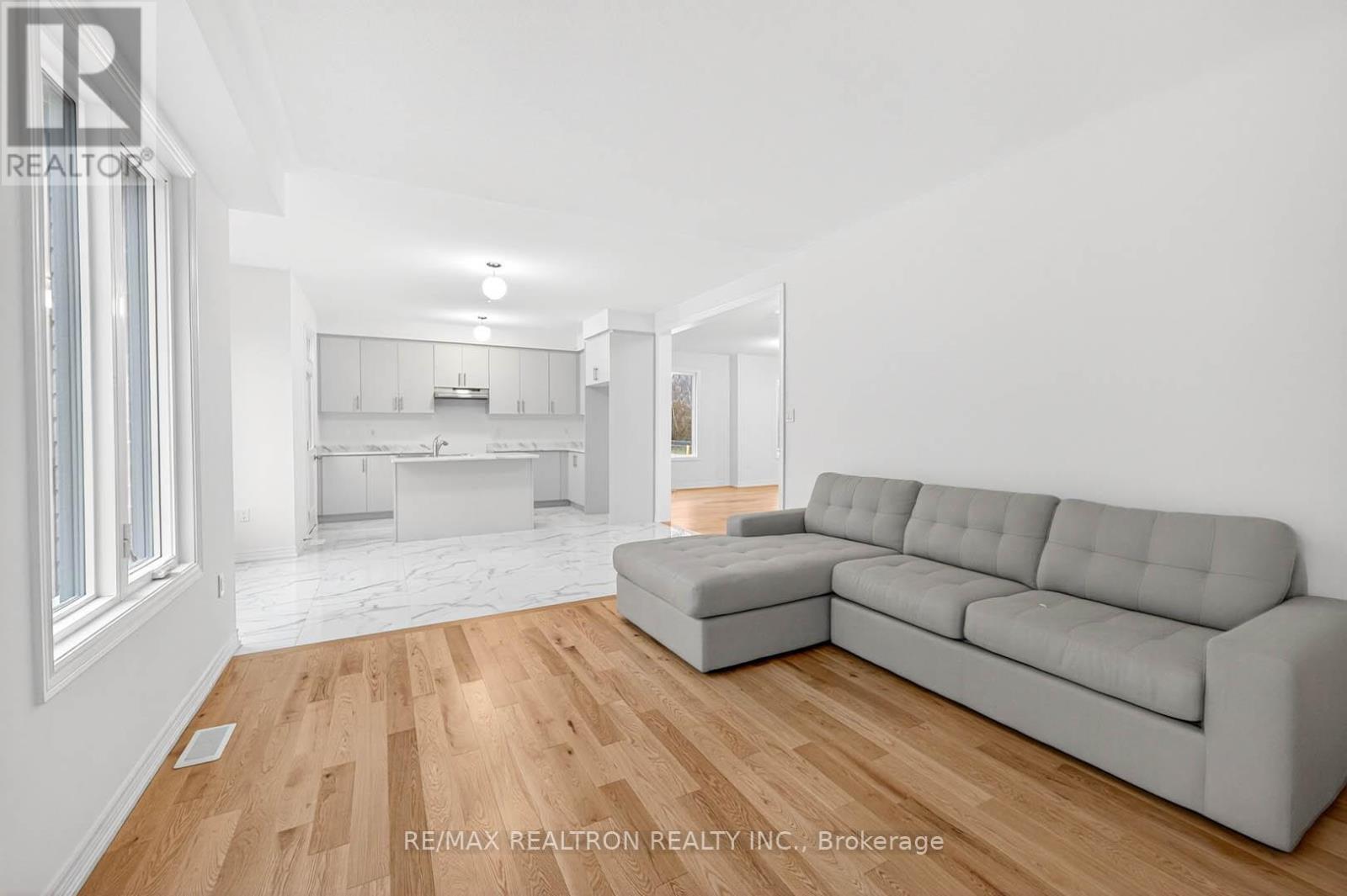 1 Wakefield Boulevard, Essa, ON - Indoor Photo Showing Living Room