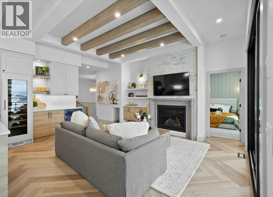 1062 Emslie Street, Kelowna, BC - Indoor Photo Showing Living Room With Fireplace