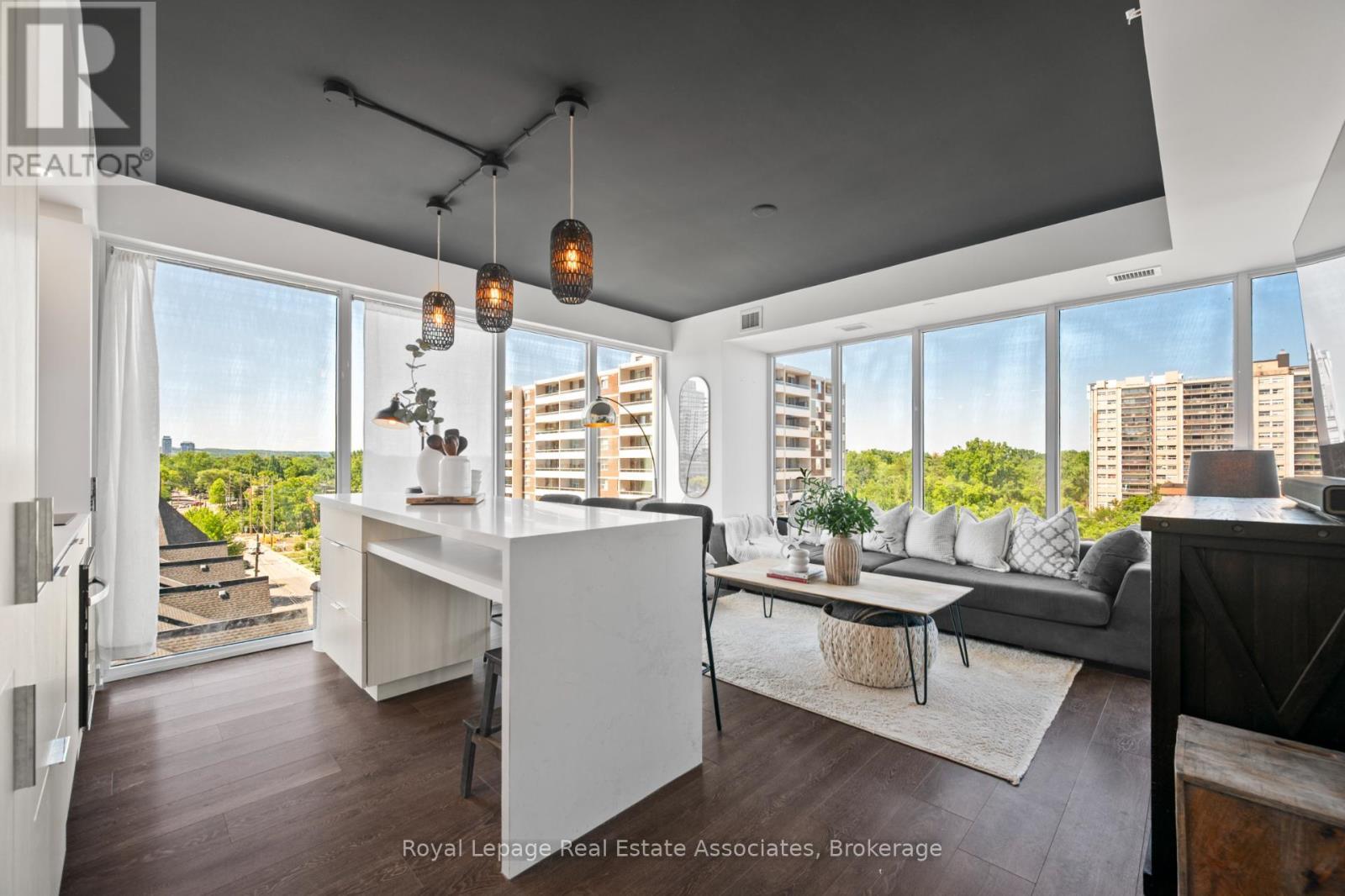 602 - 370 Martha Street, Burlington, ON - Indoor Photo Showing Living Room
