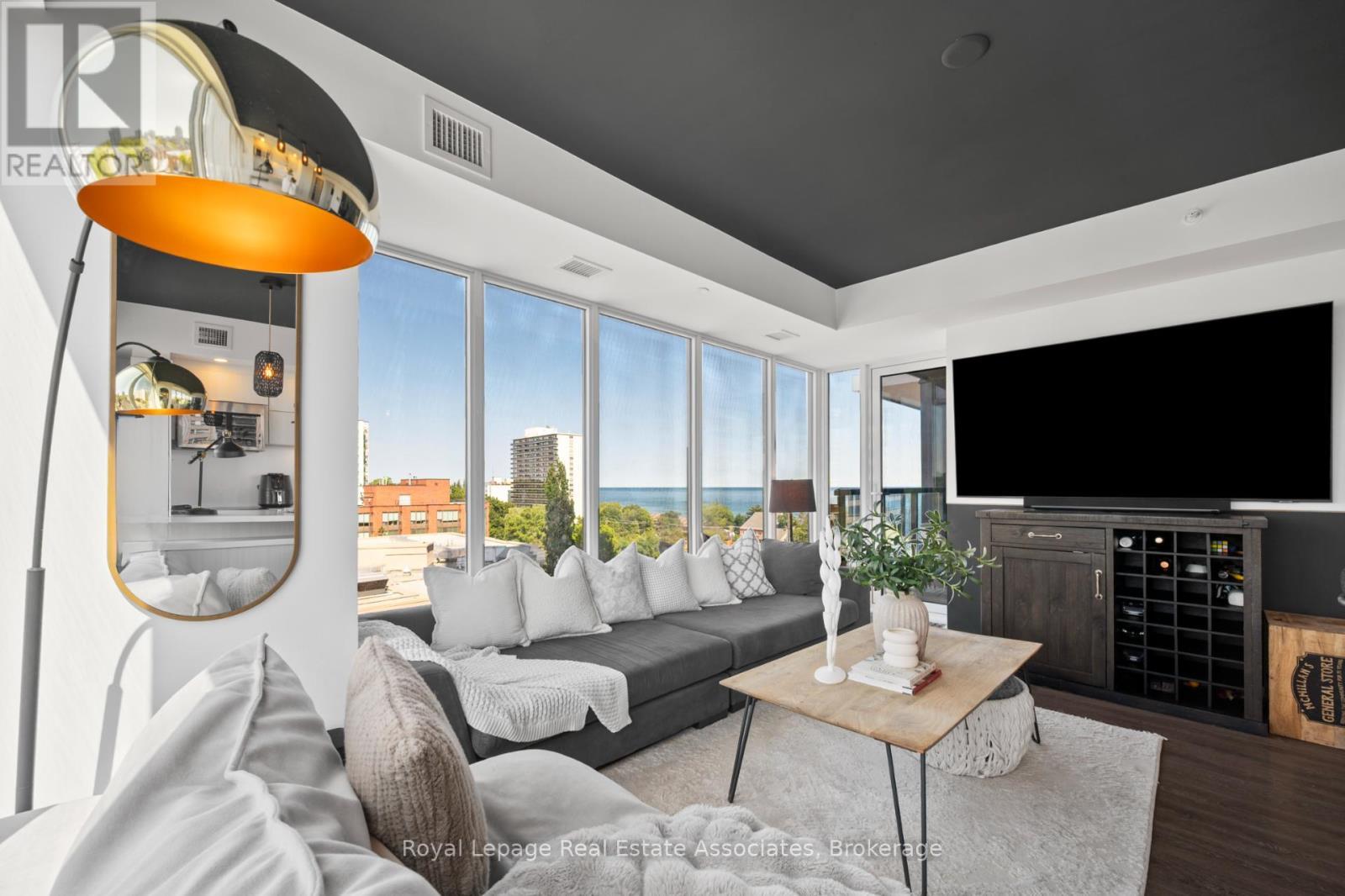 602 - 370 Martha Street, Burlington, ON - Indoor Photo Showing Living Room