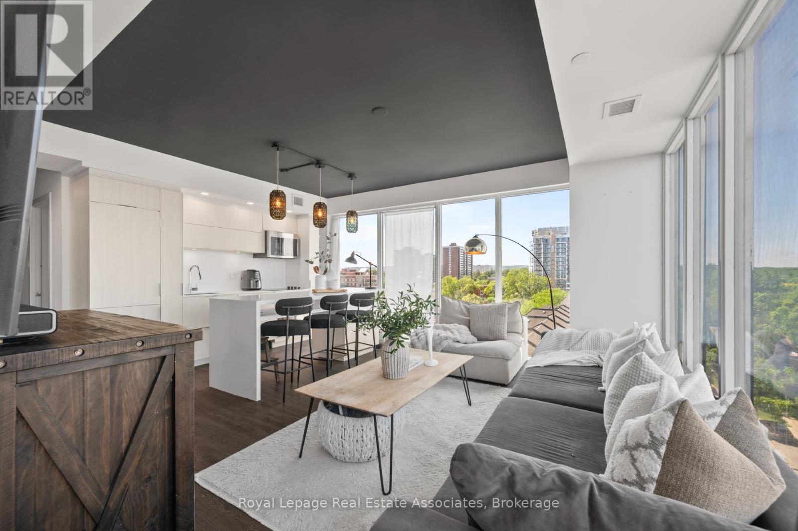 602 - 370 Martha Street, Burlington, ON - Indoor Photo Showing Living Room