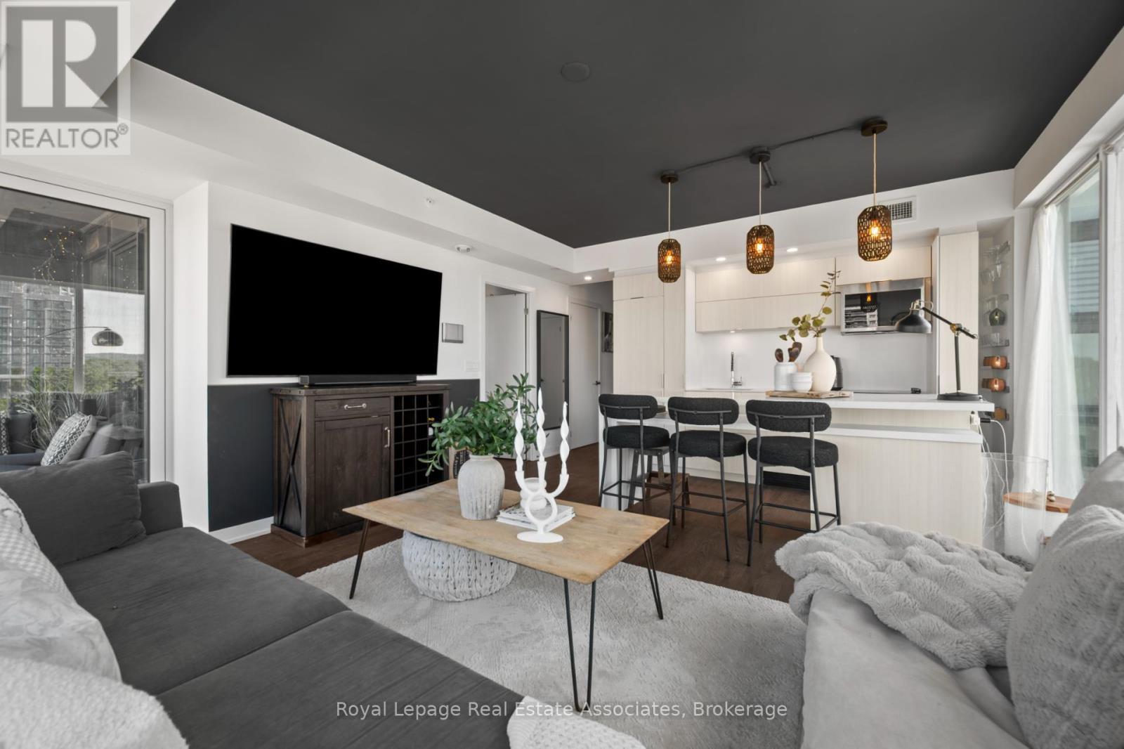 602 - 370 Martha Street, Burlington, ON - Indoor Photo Showing Living Room