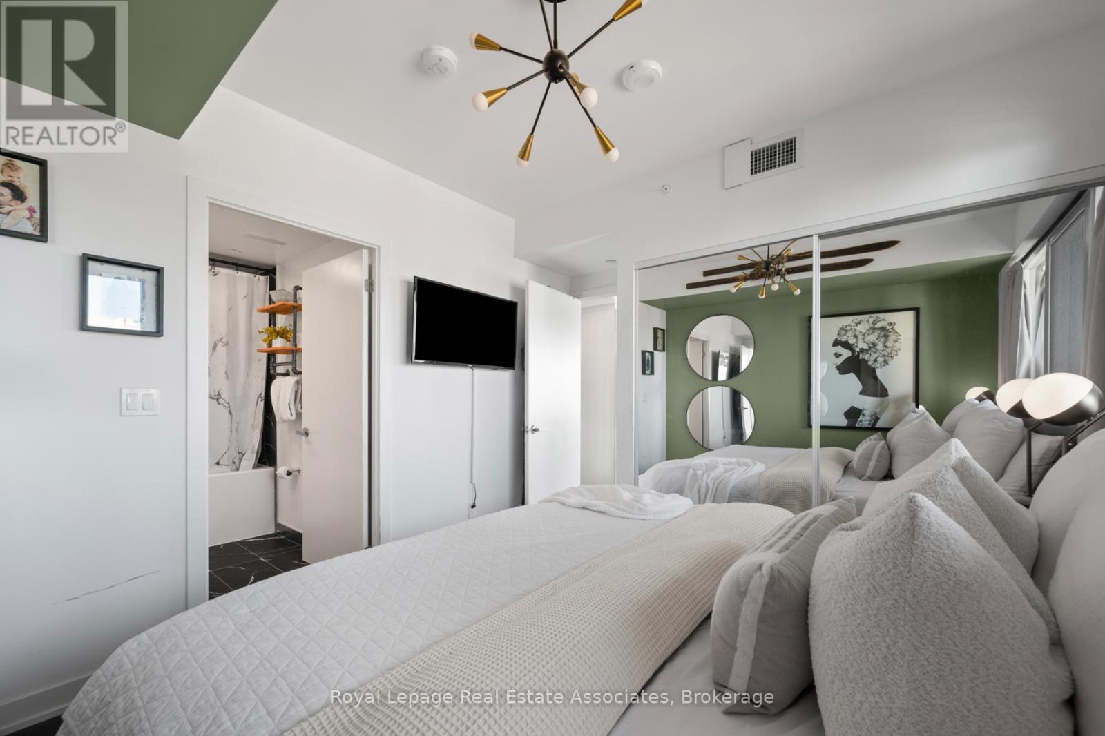 602 - 370 Martha Street, Burlington, ON - Indoor Photo Showing Bedroom