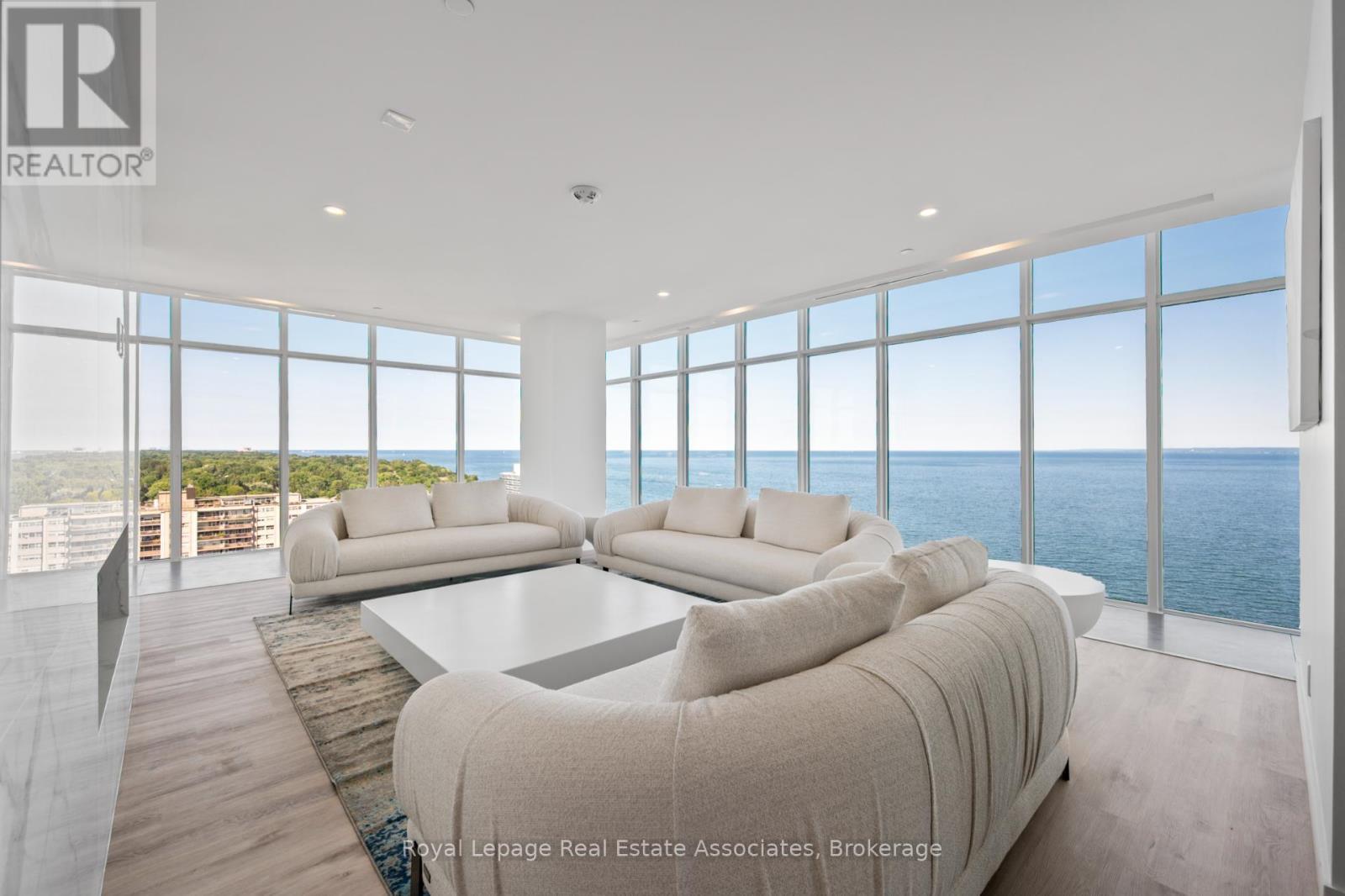 602 - 370 Martha Street, Burlington, ON - Indoor Photo Showing Living Room
