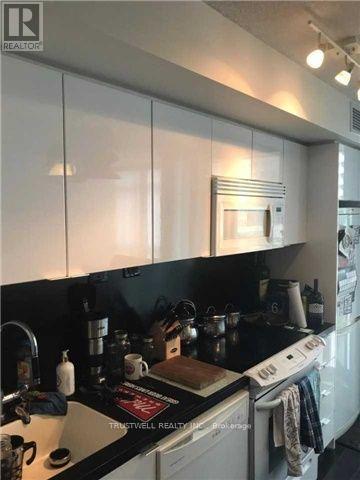 1110 - 10 Capreol Court, Toronto, ON - Indoor Photo Showing Kitchen