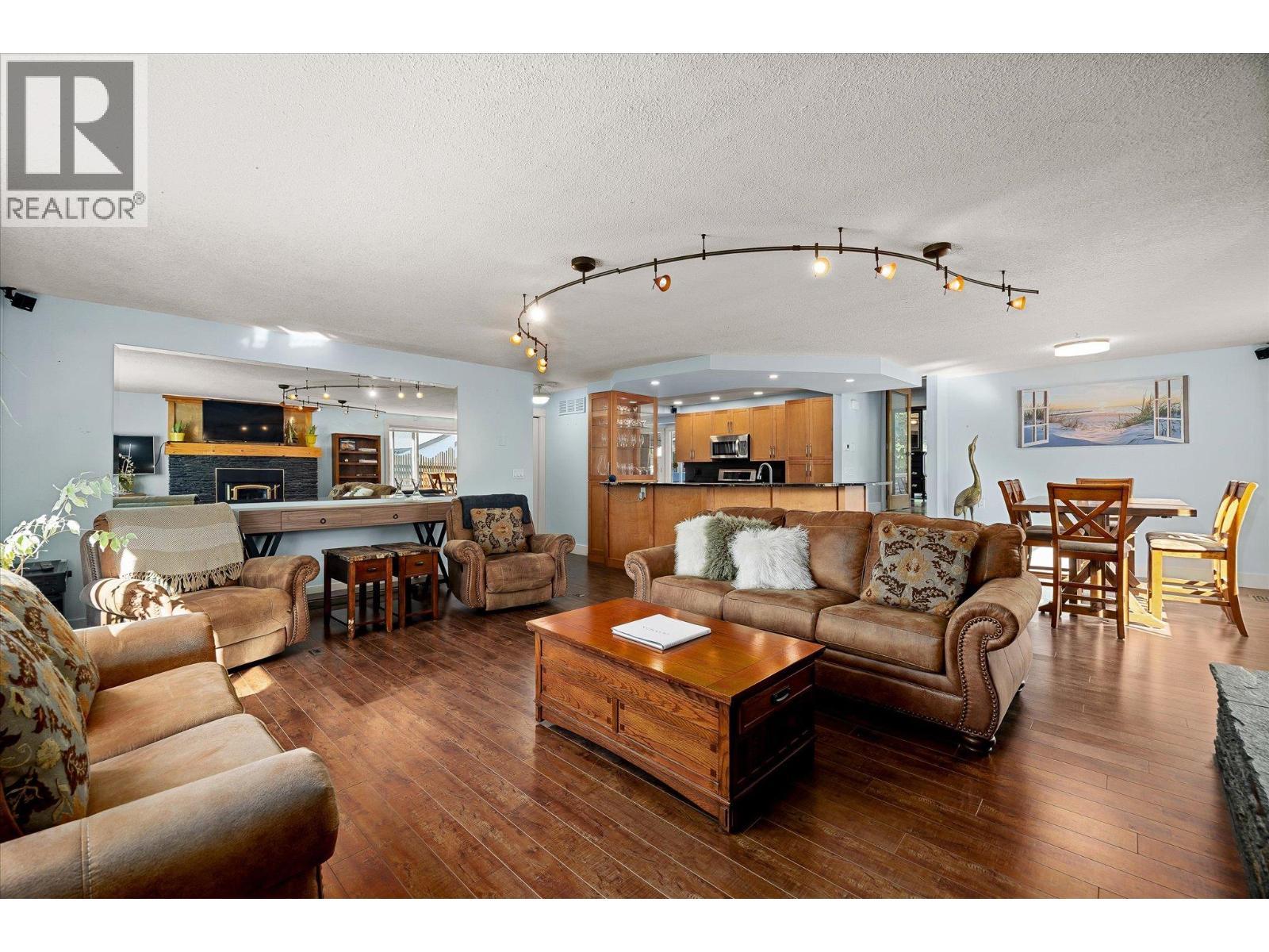12313 Kalavista Drive, Coldstream, BC - Indoor Photo Showing Living Room