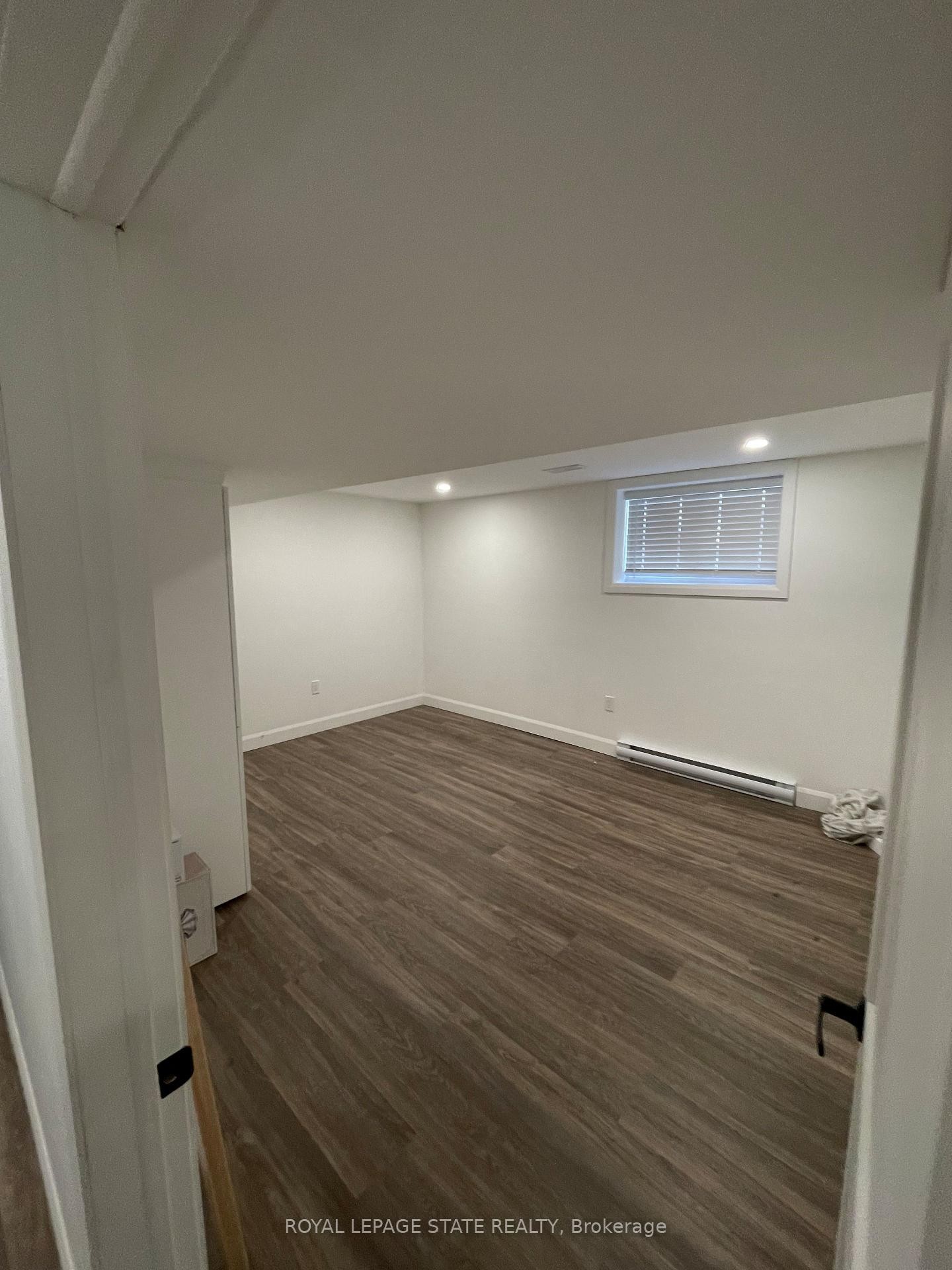 Lower-176 Queensdale Avenue, Hamilton, ON - Indoor