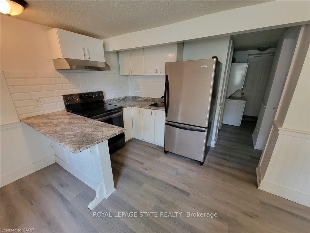 Lower-98 West Avenue N, Hamilton, ON