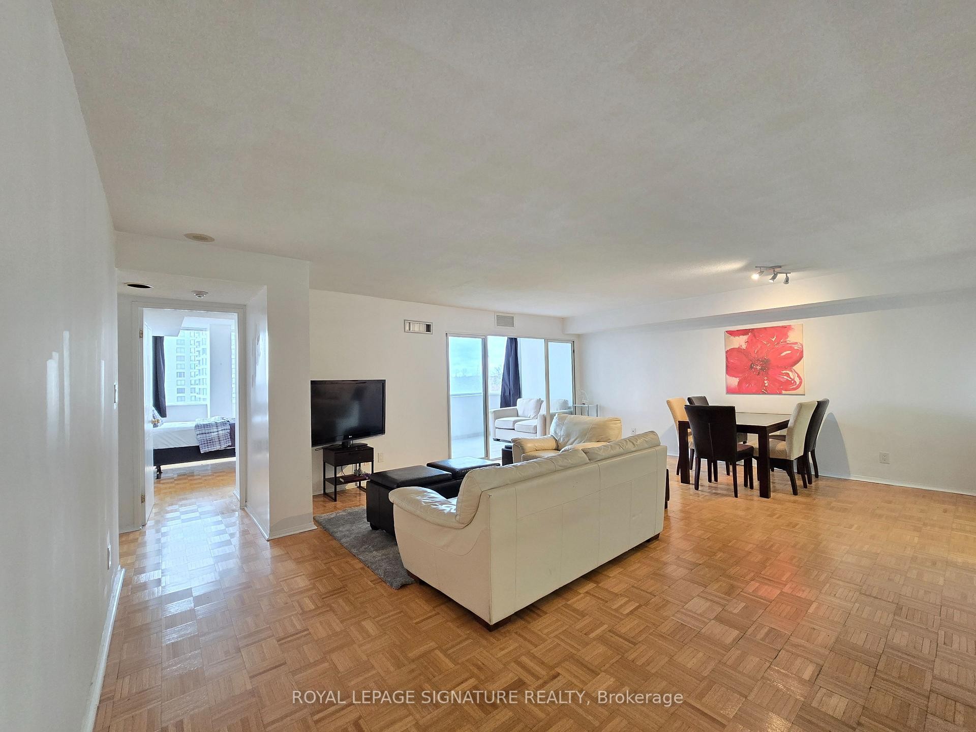 507-80 Alton Towers Circle, Toronto, ON - Indoor Photo Showing Living Room