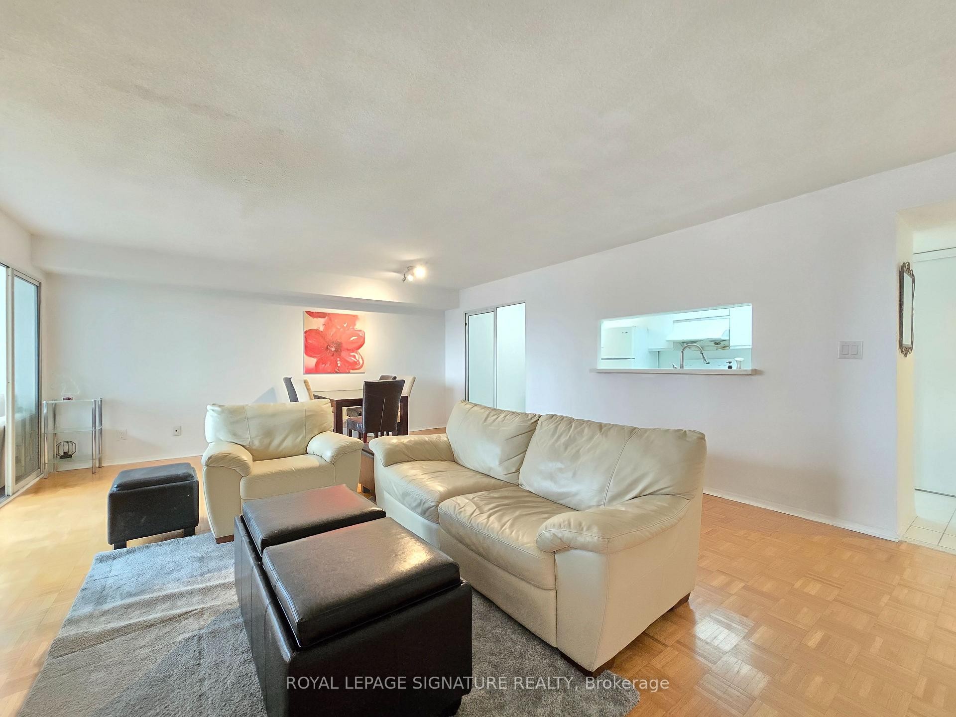 507-80 Alton Towers Circle, Toronto, ON - Indoor Photo Showing Living Room