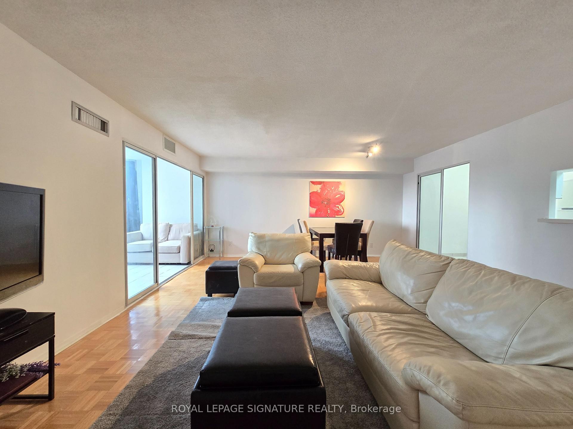 507-80 Alton Towers Circle, Toronto, ON - Indoor Photo Showing Living Room