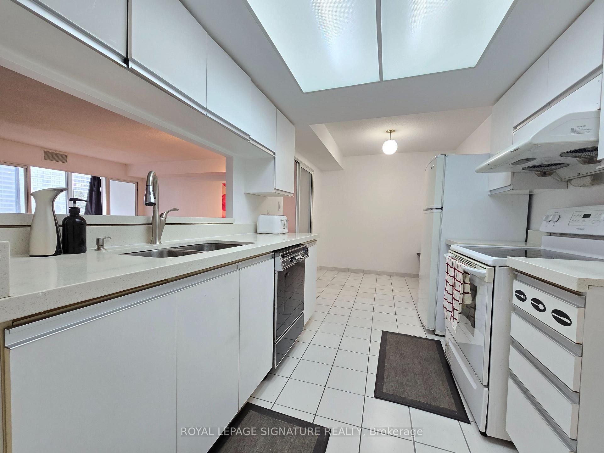 507-80 Alton Towers Circle, Toronto, ON - Indoor Photo Showing Kitchen With Double Sink