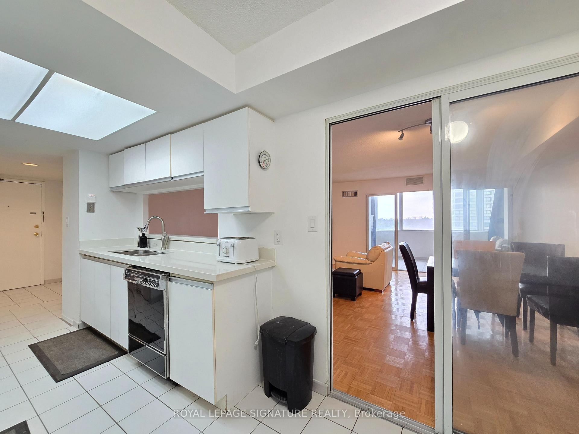 507-80 Alton Towers Circle, Toronto, ON - Indoor Photo Showing Kitchen