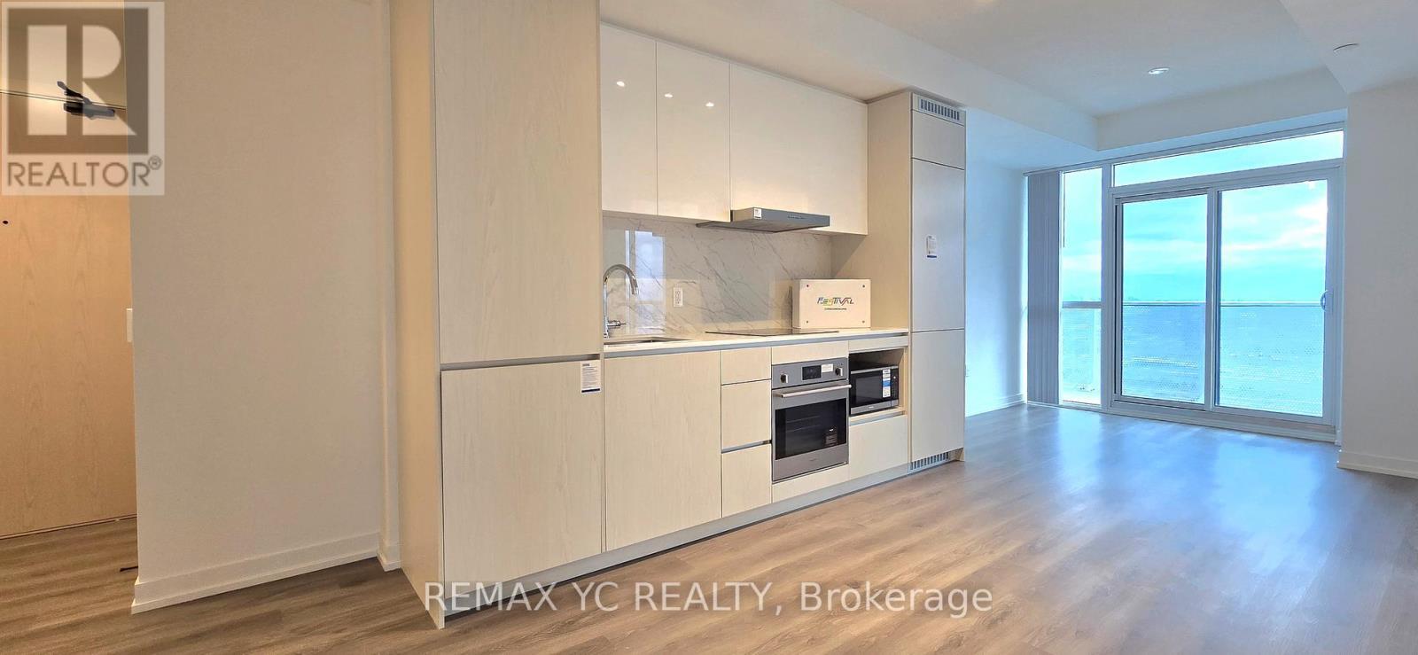 3912 - 28 Interchange Way, Vaughan, ON - Indoor Photo Showing Kitchen