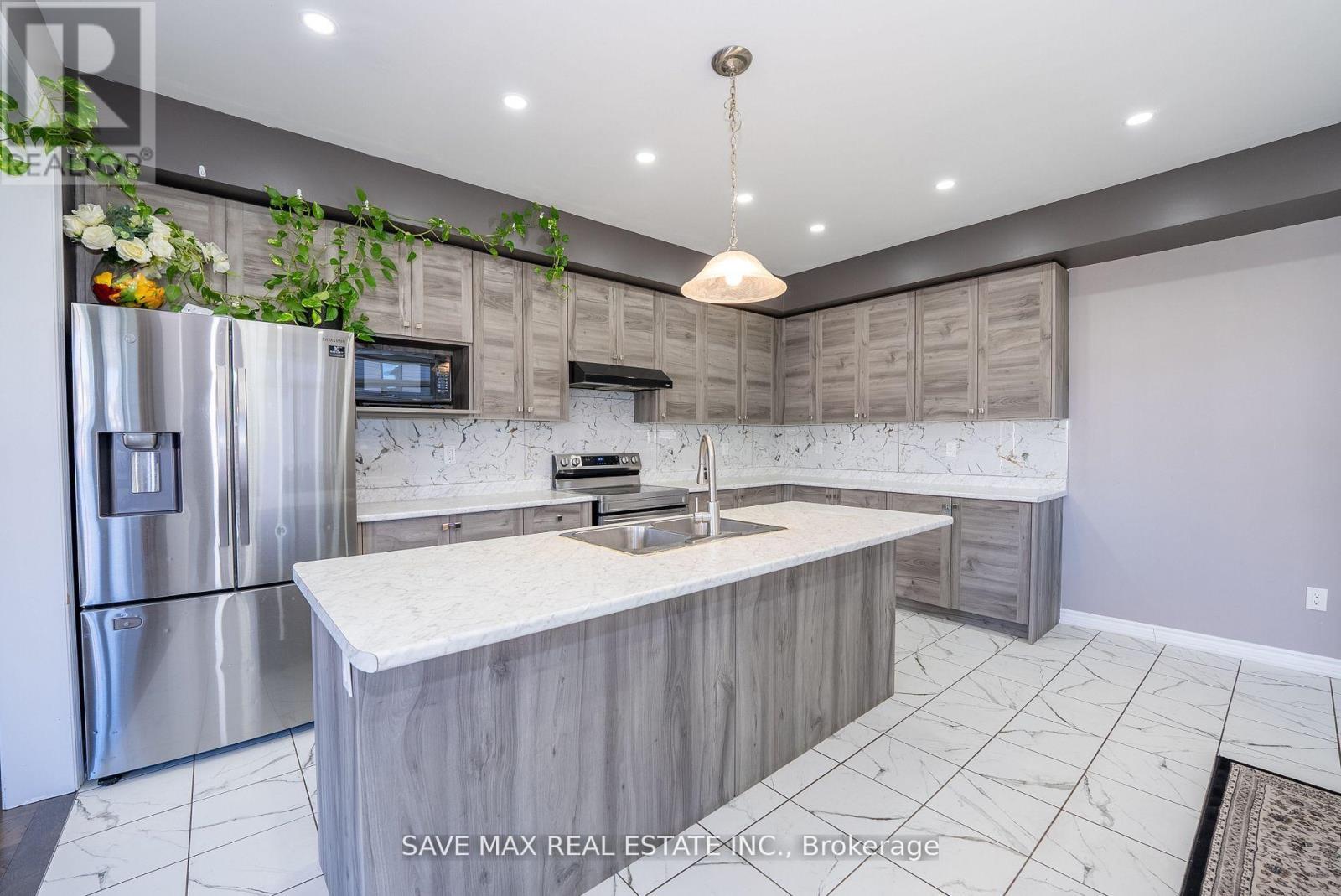 56 Witteveen Drive, Brantford, ON - Indoor Photo Showing Kitchen With Double Sink With Upgraded Kitchen
