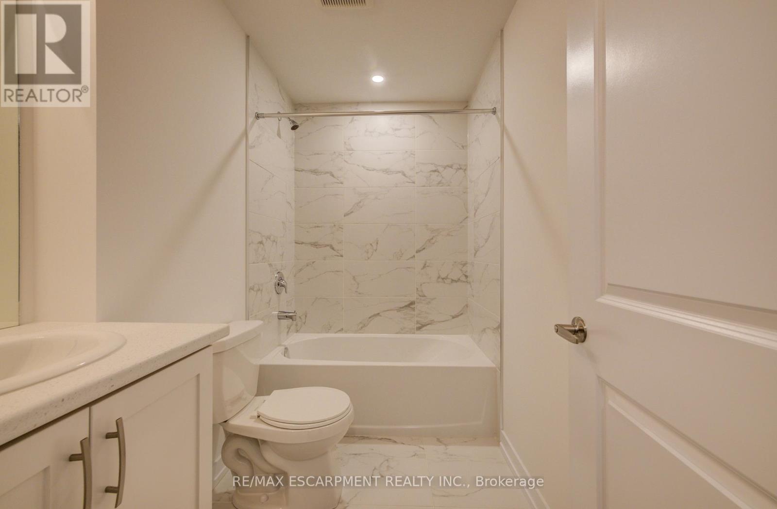 20 - 70 Kenesky Drive, Hamilton, ON - Indoor Photo Showing Bathroom