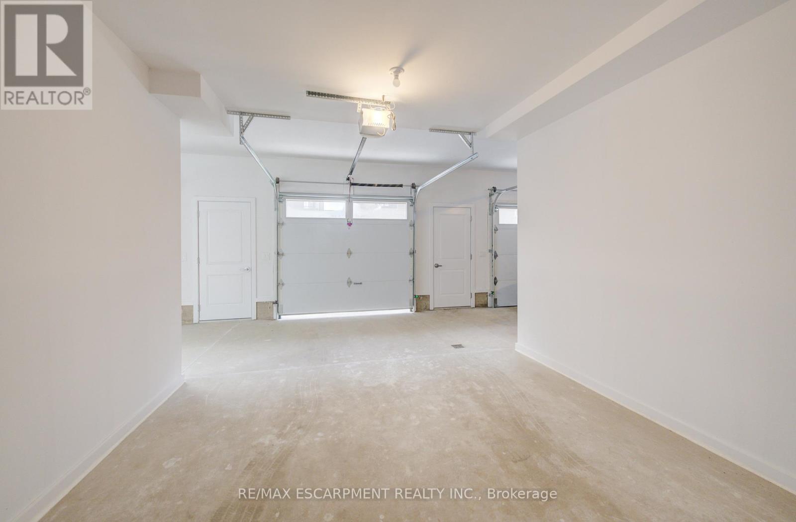 20 - 70 Kenesky Drive, Hamilton, ON - Indoor Photo Showing Garage