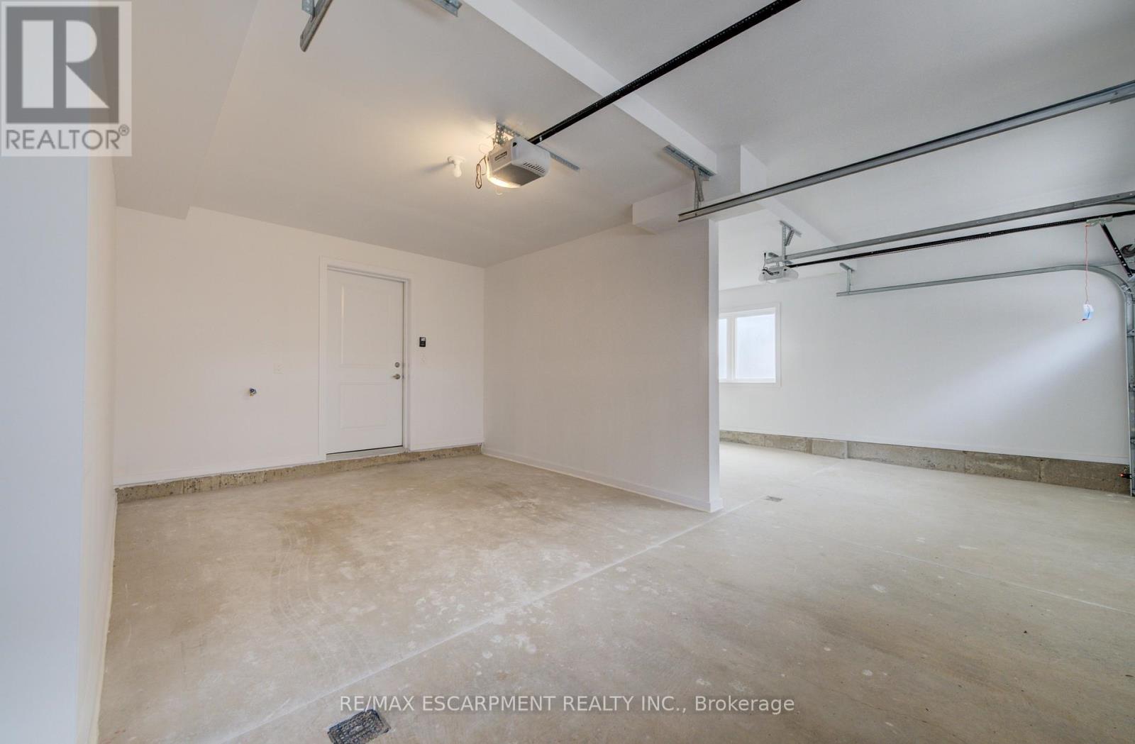 20 - 70 Kenesky Drive, Hamilton, ON - Indoor Photo Showing Garage