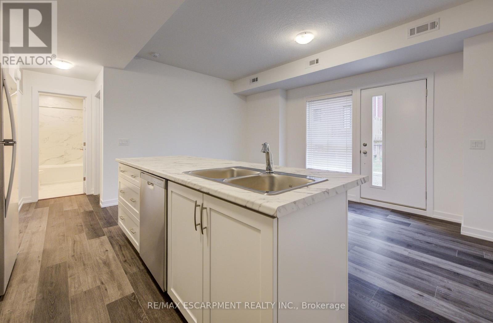 20 - 70 Kenesky Drive, Hamilton, ON - Indoor Photo Showing Kitchen With Double Sink