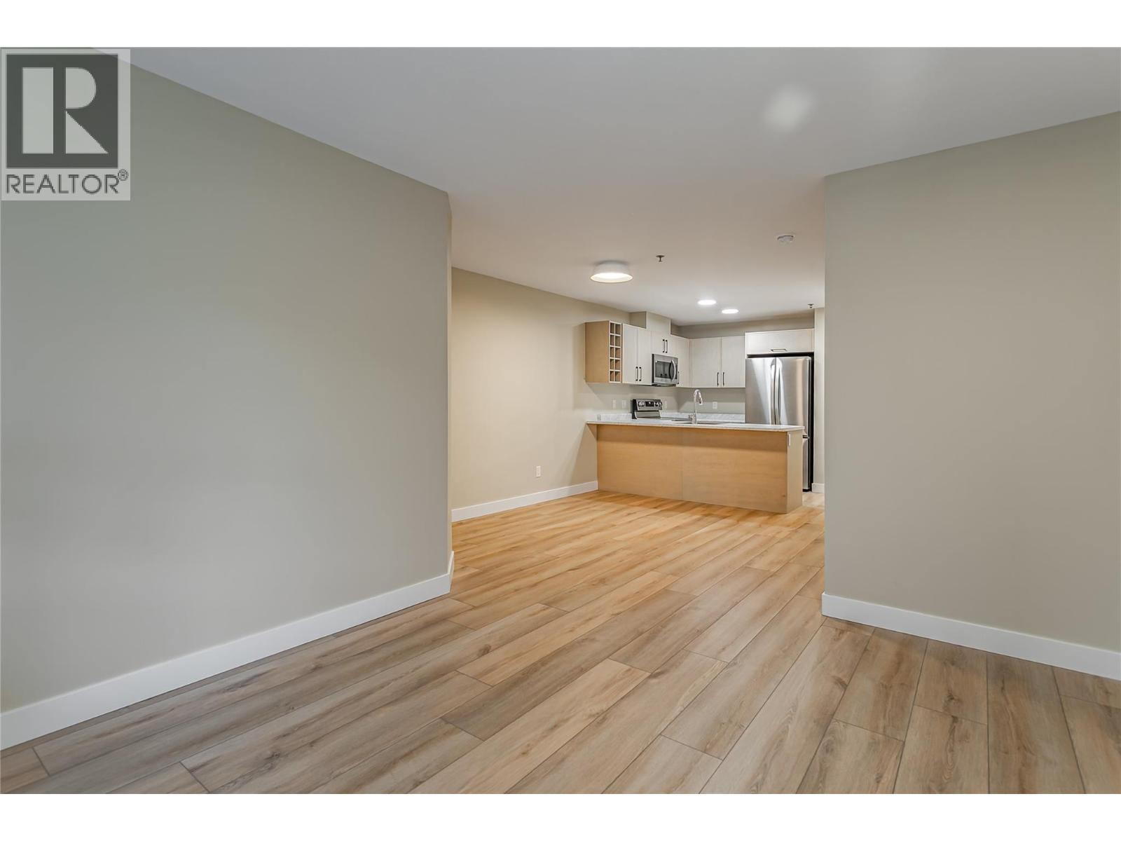 living area - 1099 Sunset Drive Unit# 230, Kelowna, BC - Indoor Photo Showing Other Room