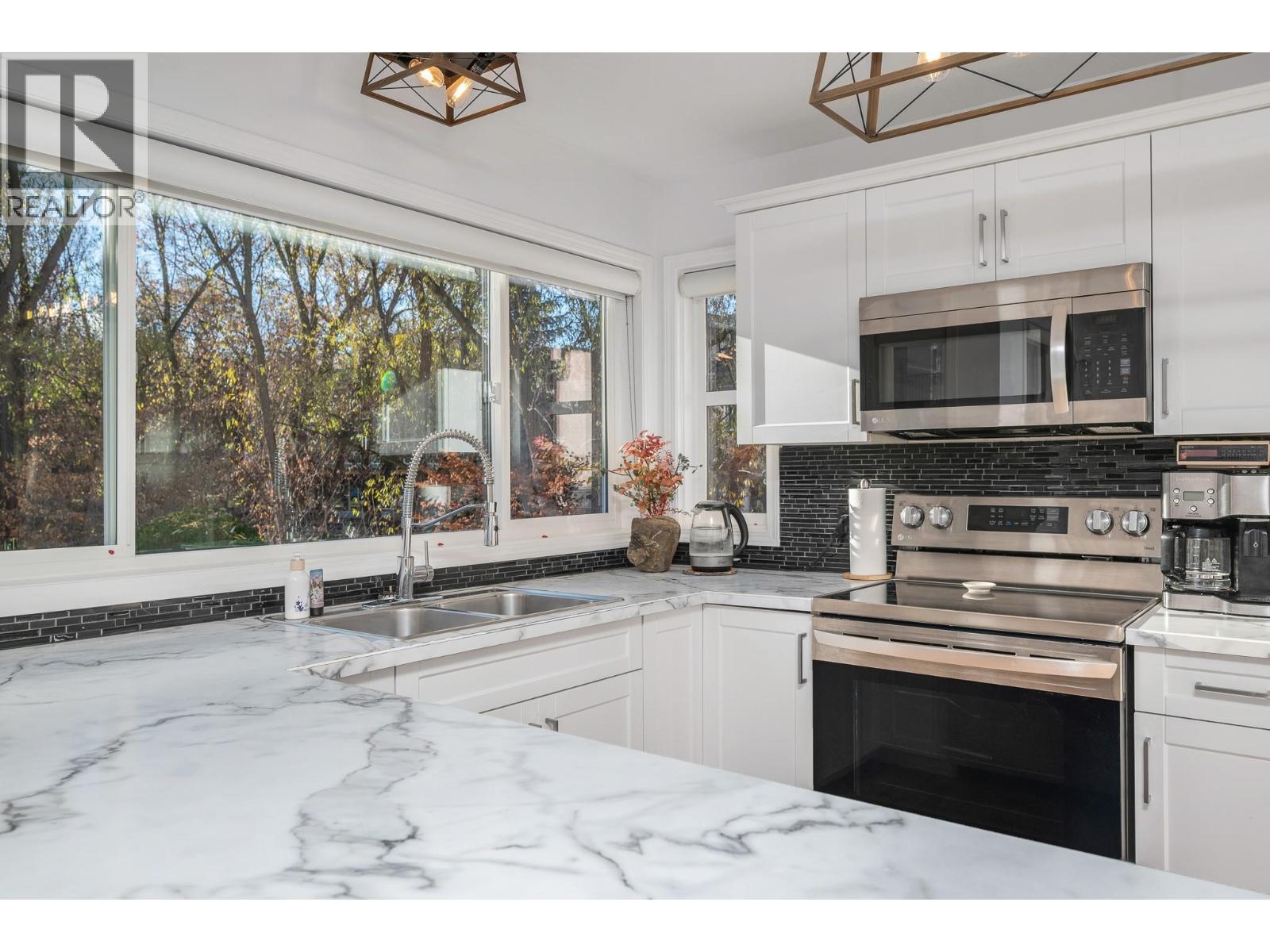 401 Browne Road Unit# 9, Vernon, BC - Indoor Photo Showing Kitchen With Stainless Steel Kitchen With Double Sink
