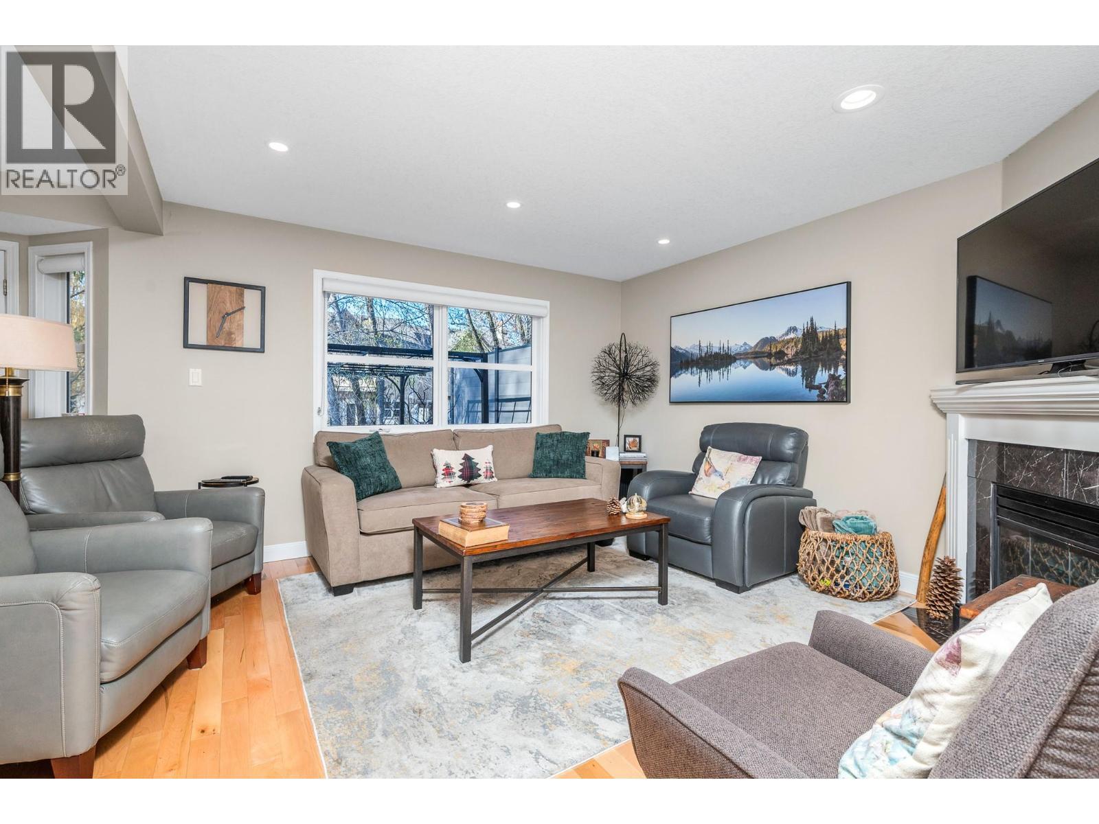 401 Browne Road Unit# 9, Vernon, BC - Indoor Photo Showing Living Room With Fireplace