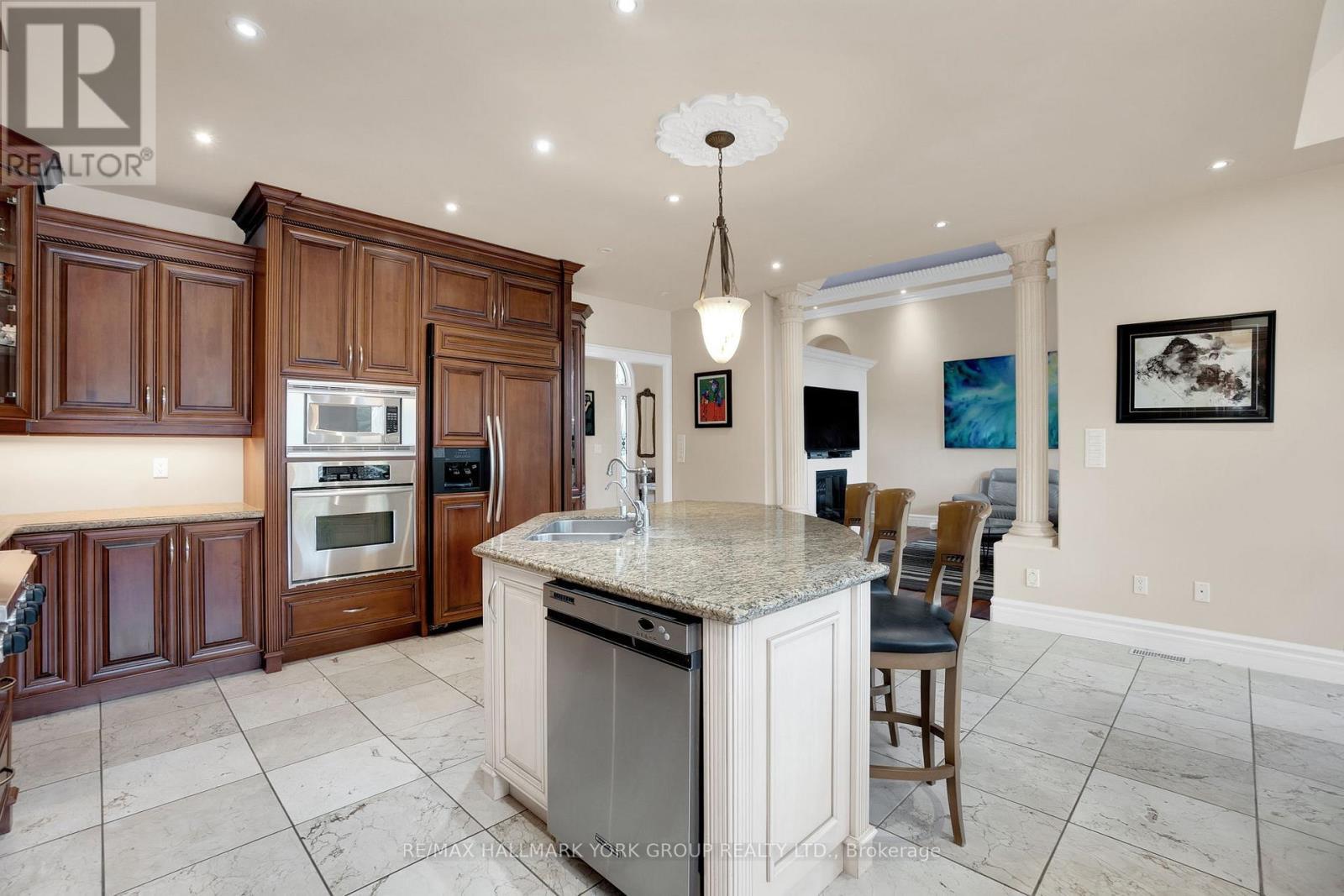 2 Kingswood Drive, King, ON - Indoor Photo Showing Kitchen With Double Sink With Upgraded Kitchen