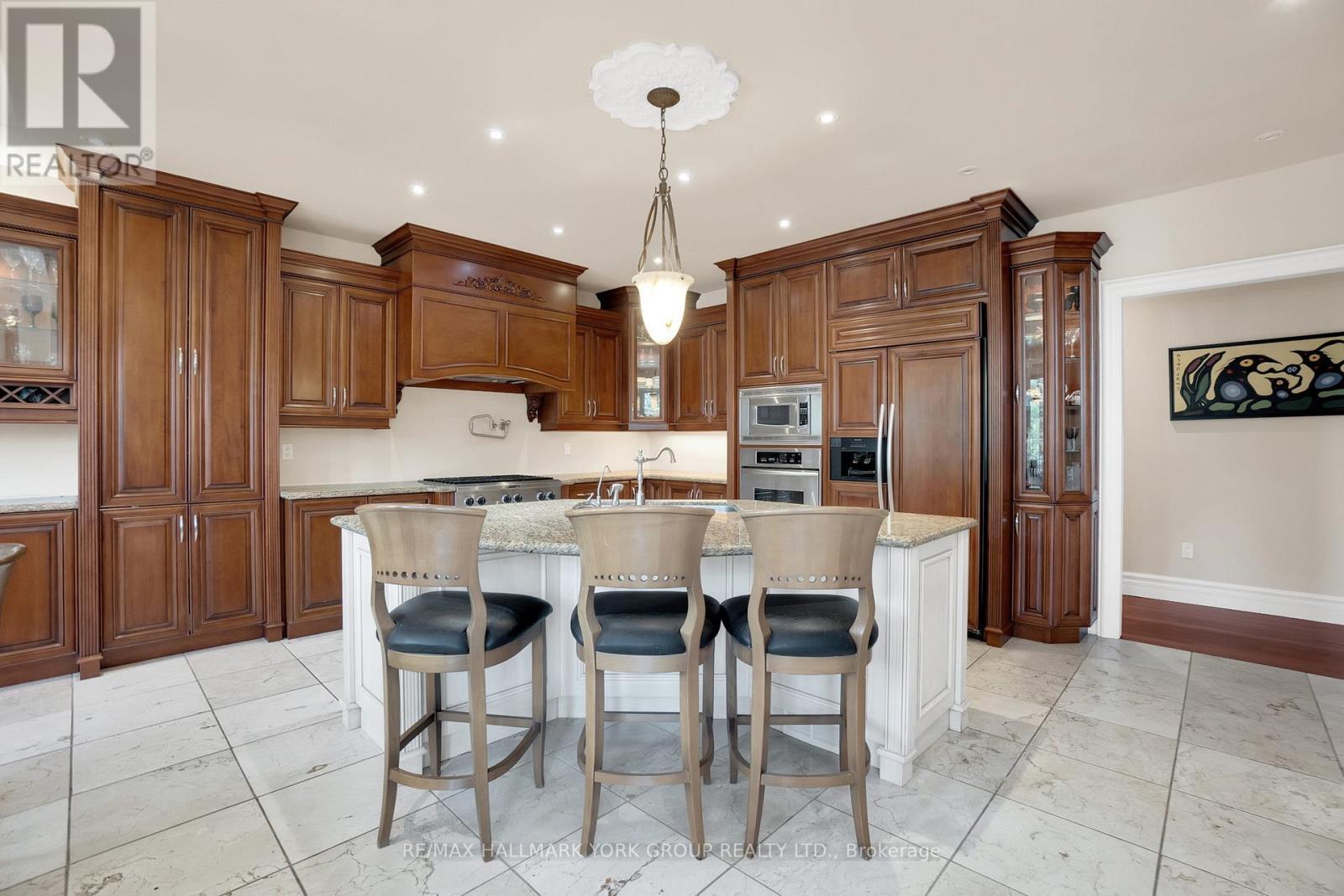 2 Kingswood Drive, King, ON - Indoor Photo Showing Kitchen With Upgraded Kitchen