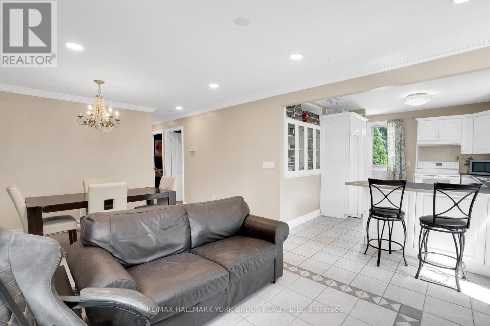 2 Kingswood Drive, King, ON - Indoor Photo Showing Living Room