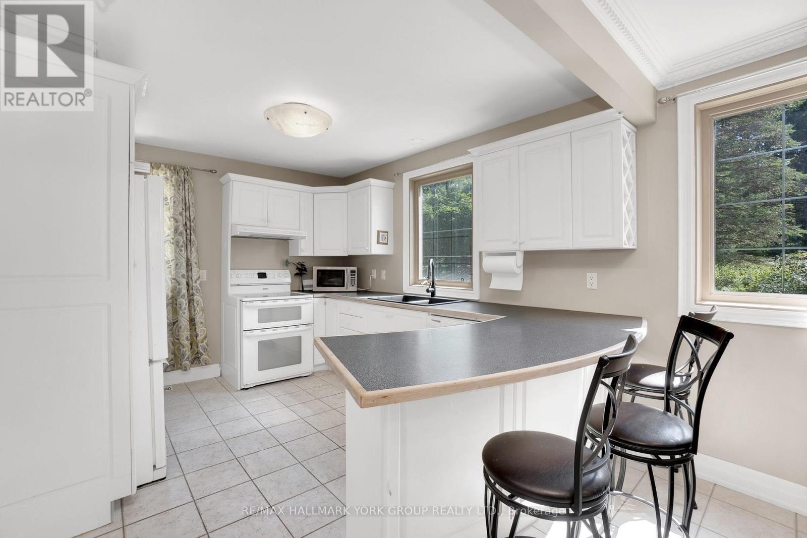 2 Kingswood Drive, King, ON - Indoor Photo Showing Kitchen