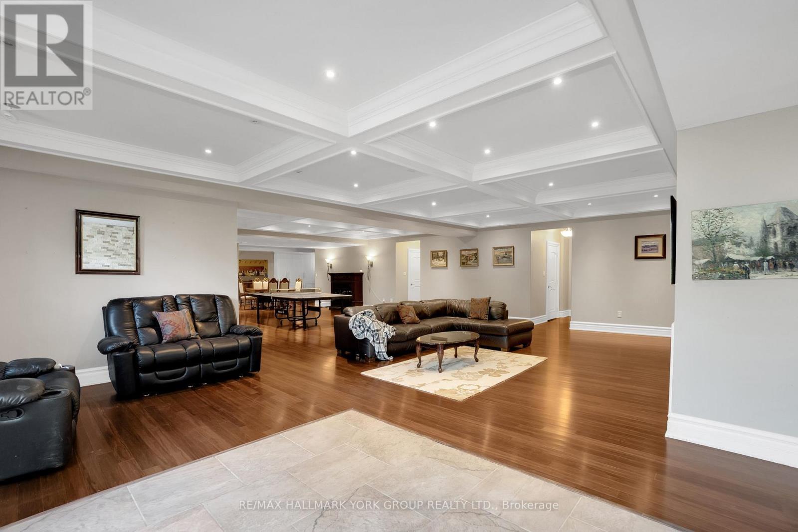 2 Kingswood Drive, King, ON - Indoor Photo Showing Living Room
