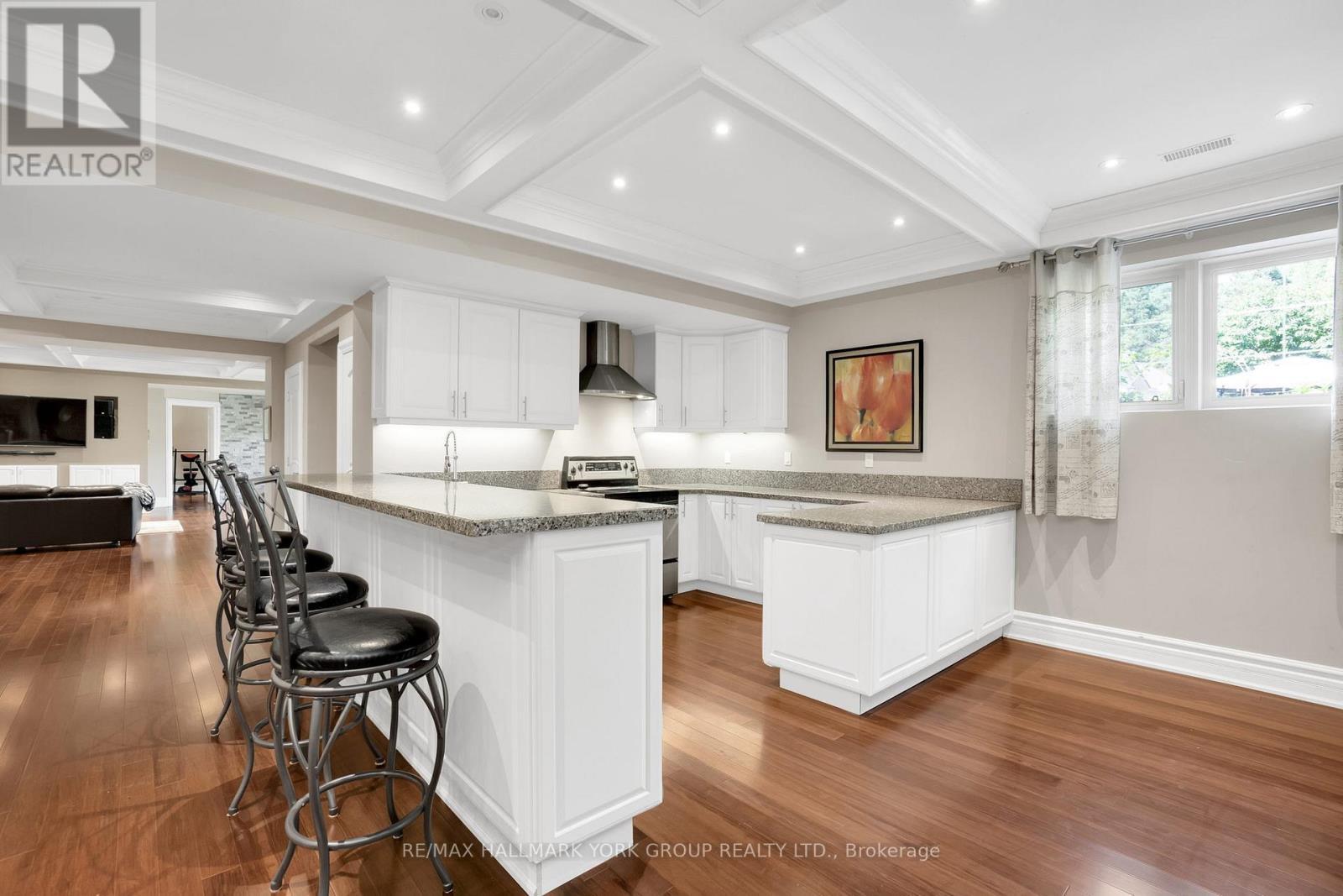 2 Kingswood Drive, King, ON - Indoor Photo Showing Kitchen With Upgraded Kitchen