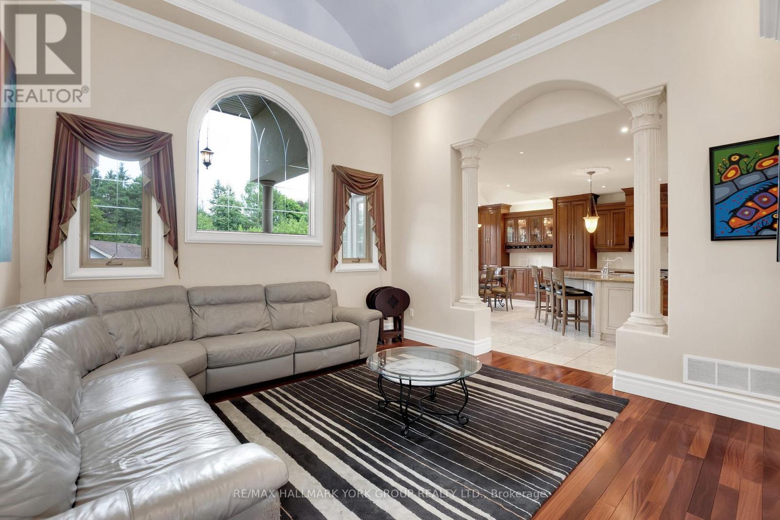 2 Kingswood Drive, King, ON - Indoor Photo Showing Living Room