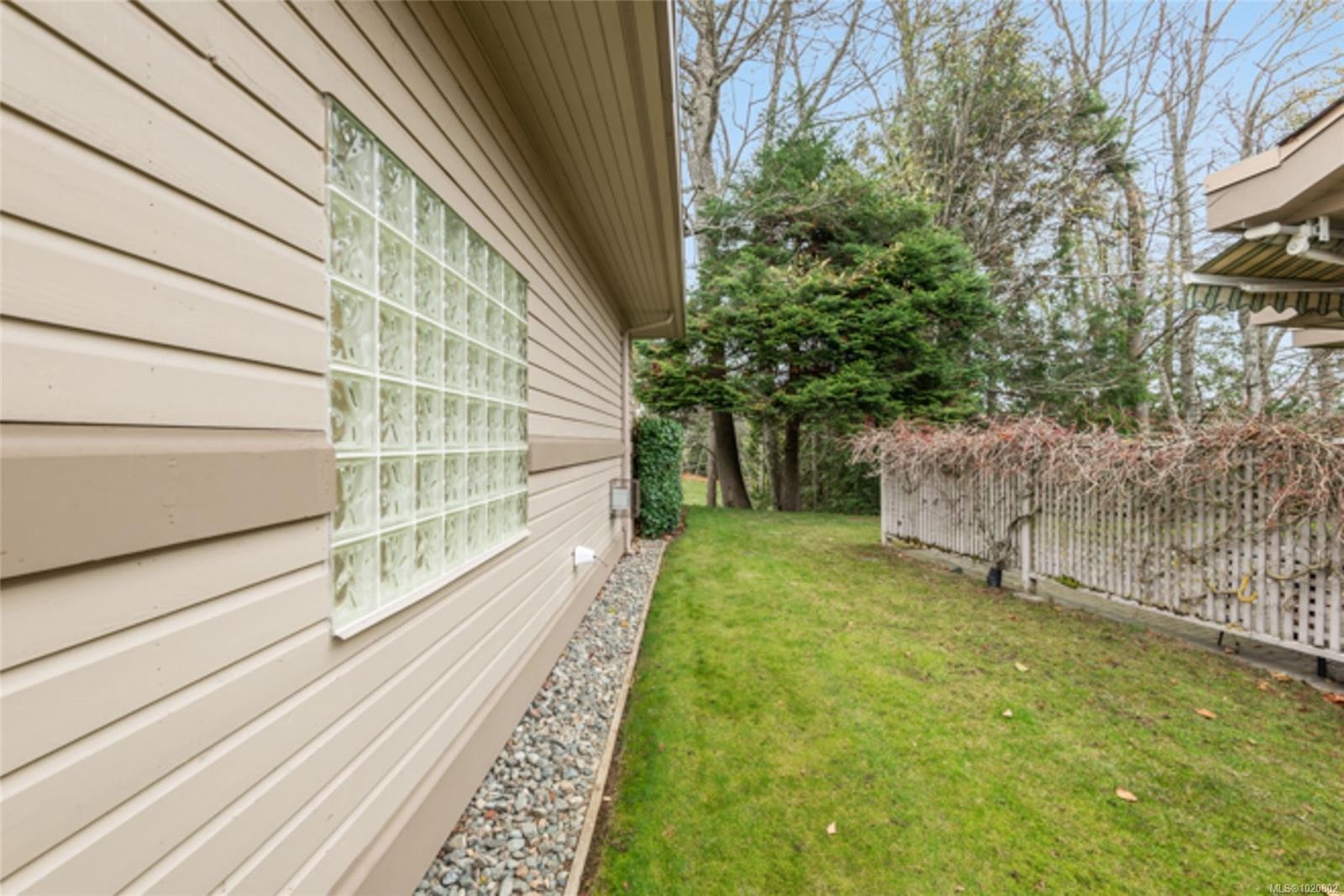 910 Lakes Blvd, French Creek, BC