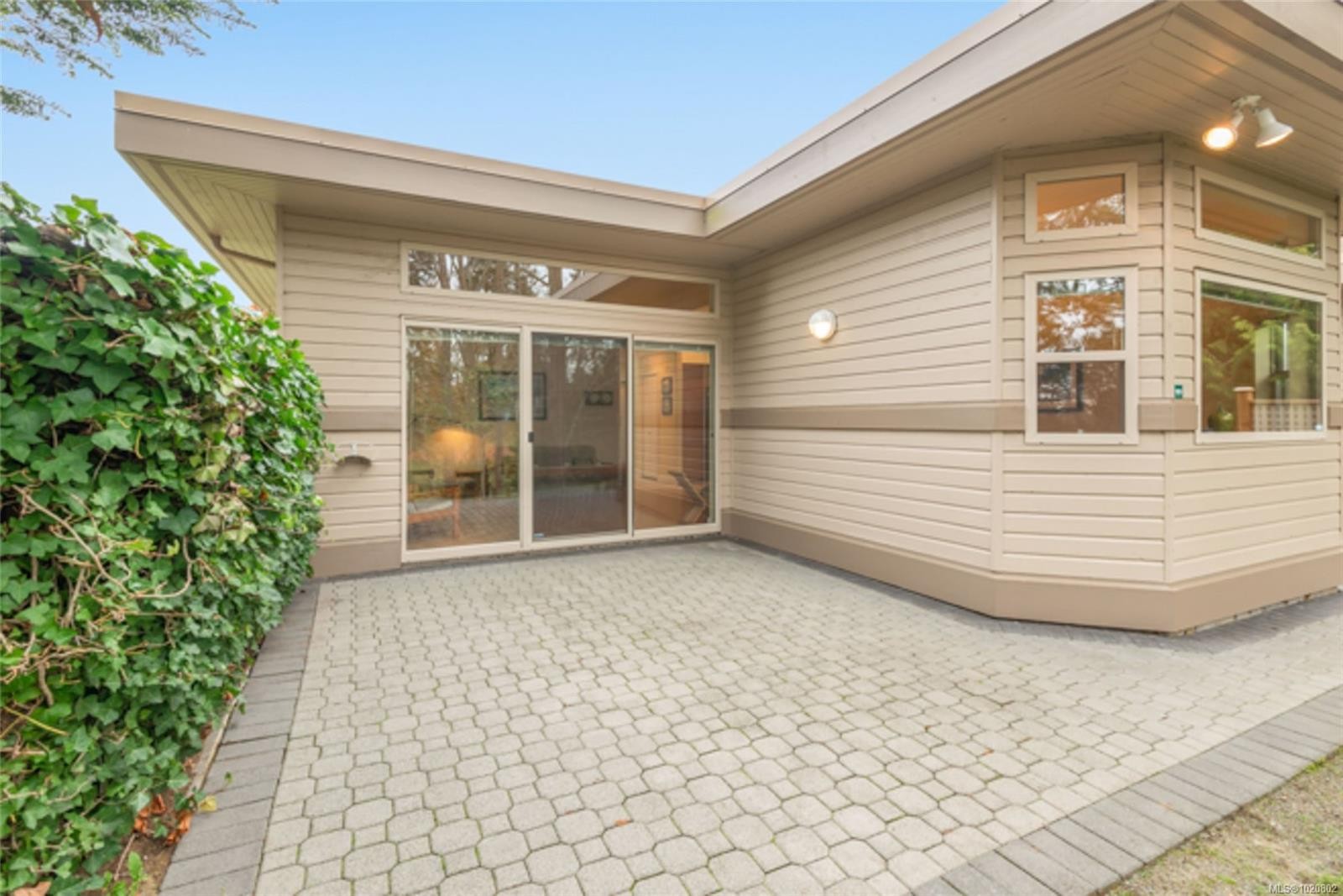 910 Lakes Blvd, French Creek, BC