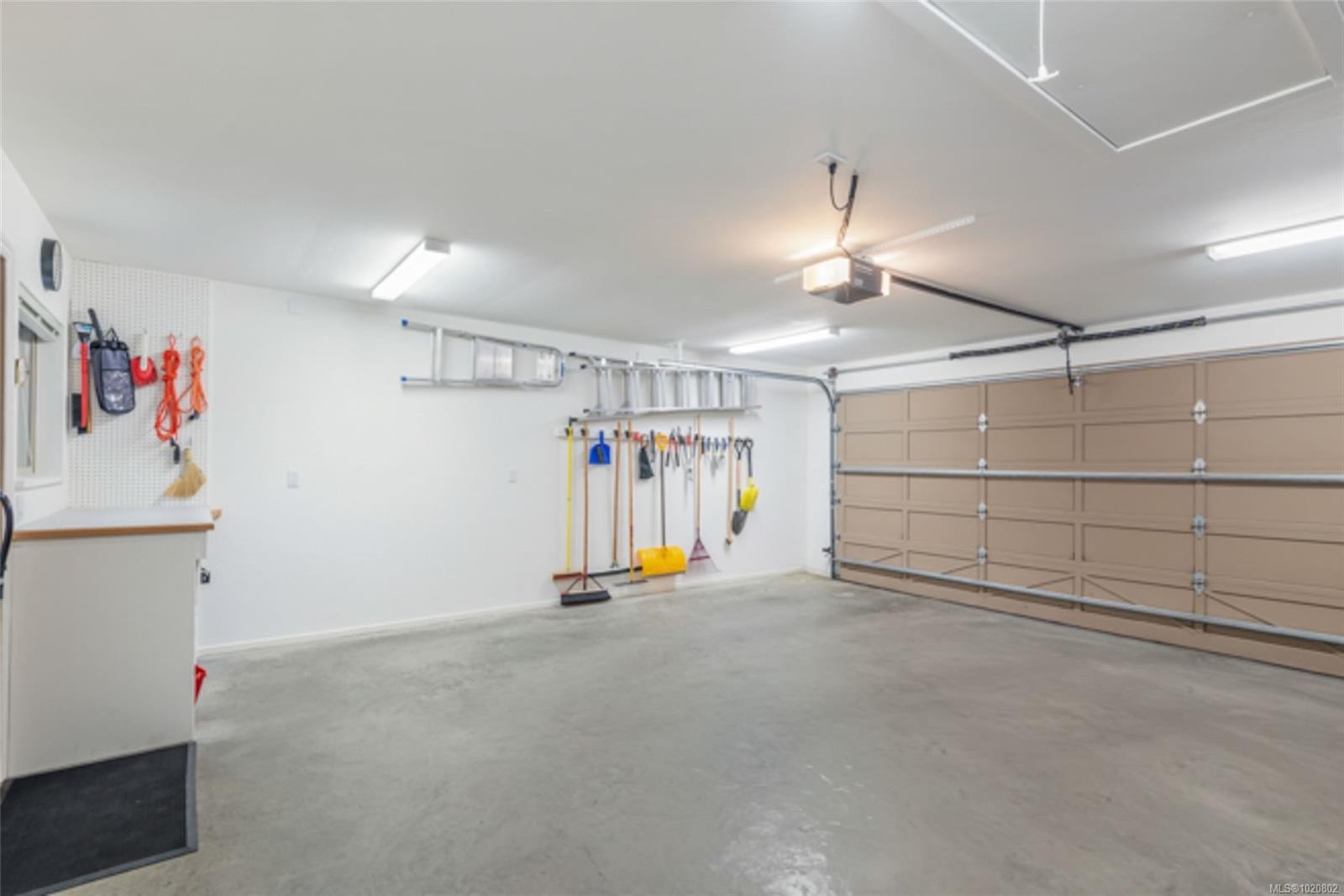 910 Lakes Blvd, French Creek, BC