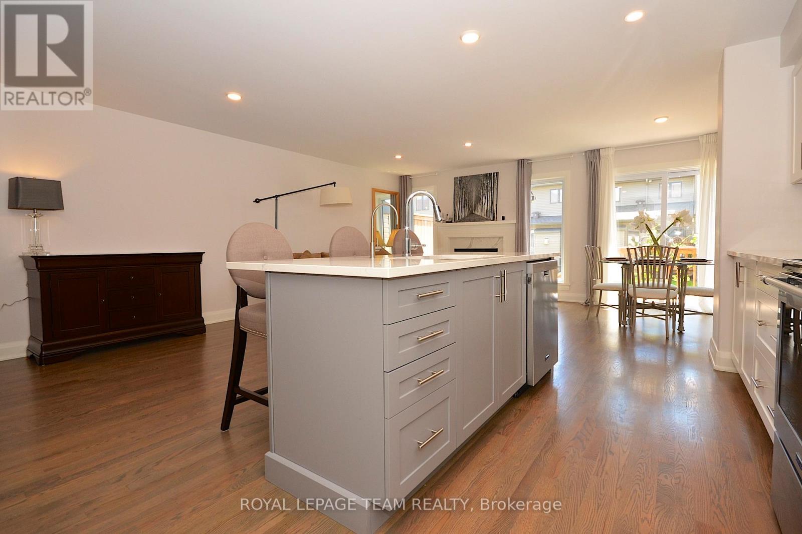 331 Proud Walk Drive Drive S, Ottawa, ON - Indoor Photo Showing Kitchen With Upgraded Kitchen