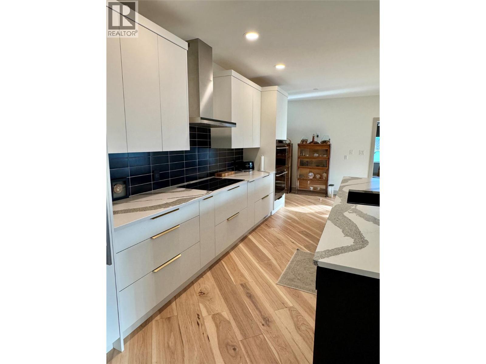 4465 Squilax-Anglemont Road, Scotch Creek, BC - Indoor Photo Showing Kitchen